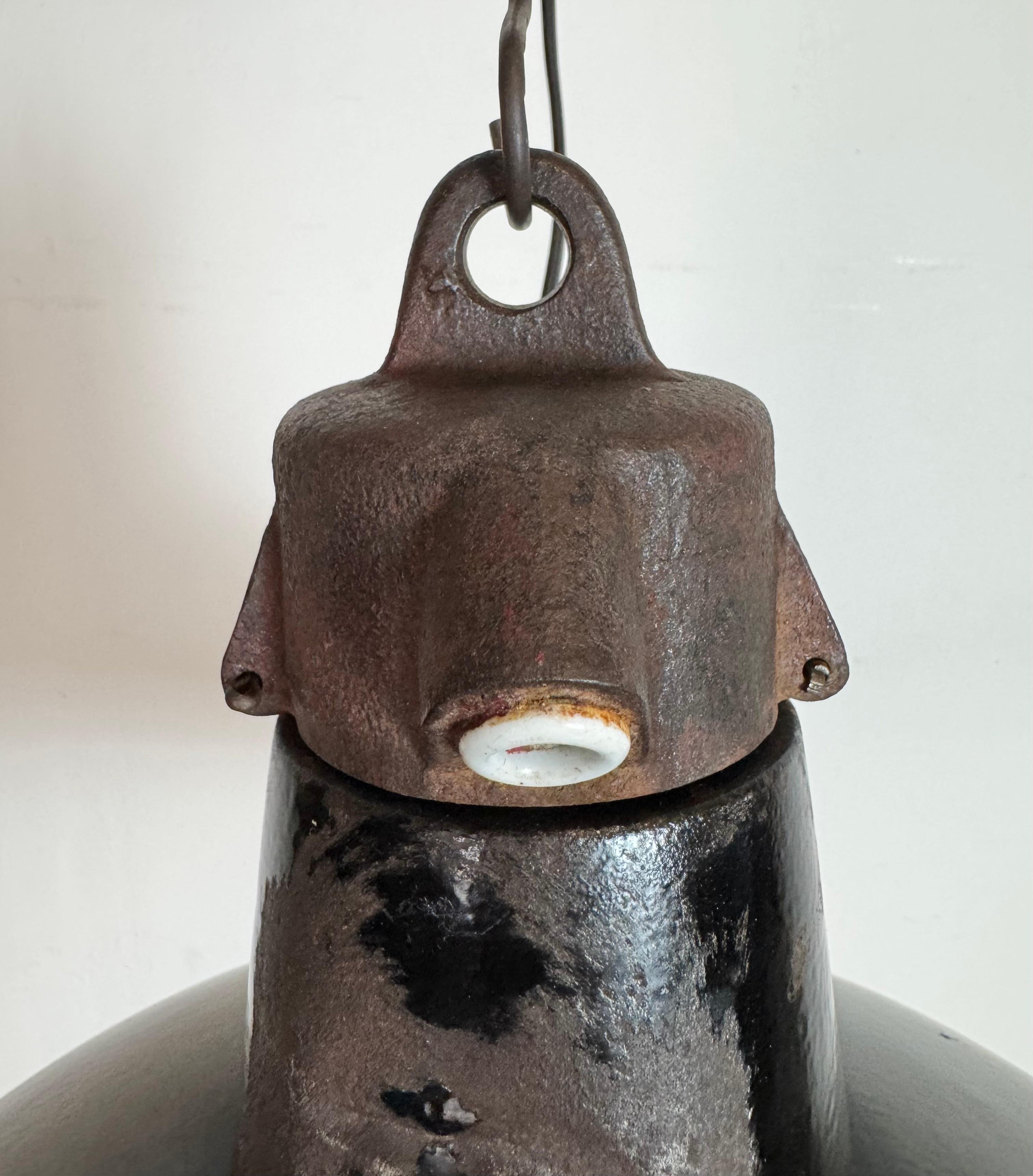 Industrielle schwarze Emaille-Fabrik-Lampe mit Gusseisenplatte, 1950er Jahre im Angebot 3