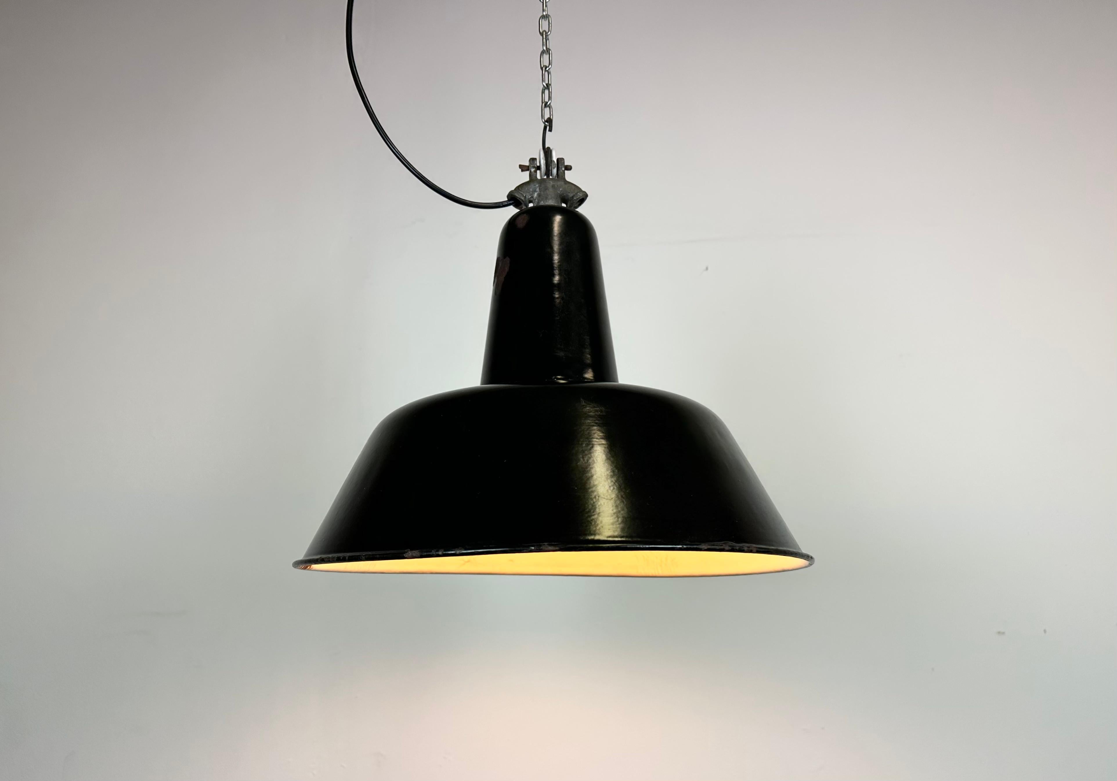 Industrial Black Enamel Factory Lamp with Cast Iron Top, 1950s For Sale 5