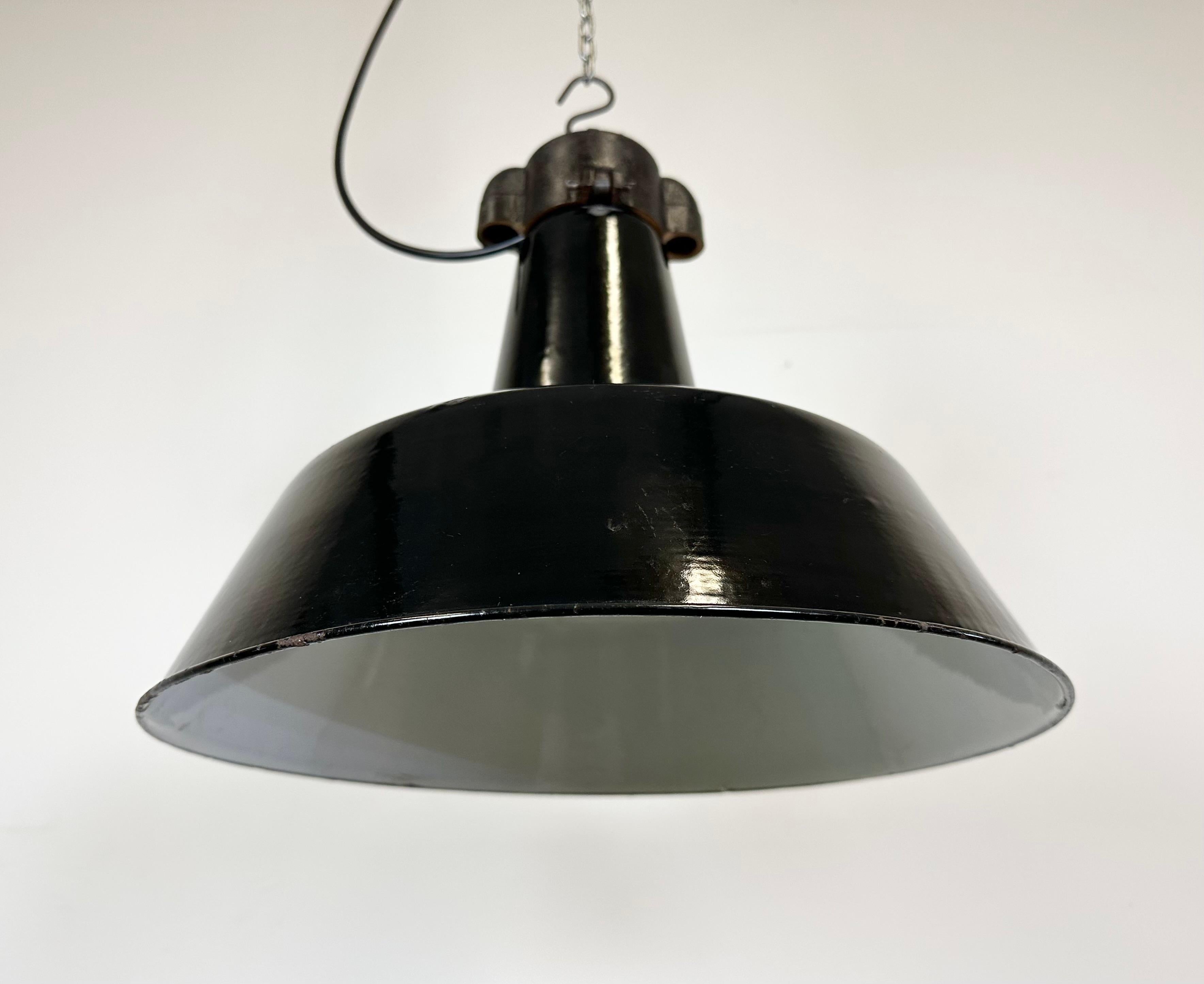 Industrial Black Enamel Factory Lamp with Cast Iron Top, 1950s For Sale 4