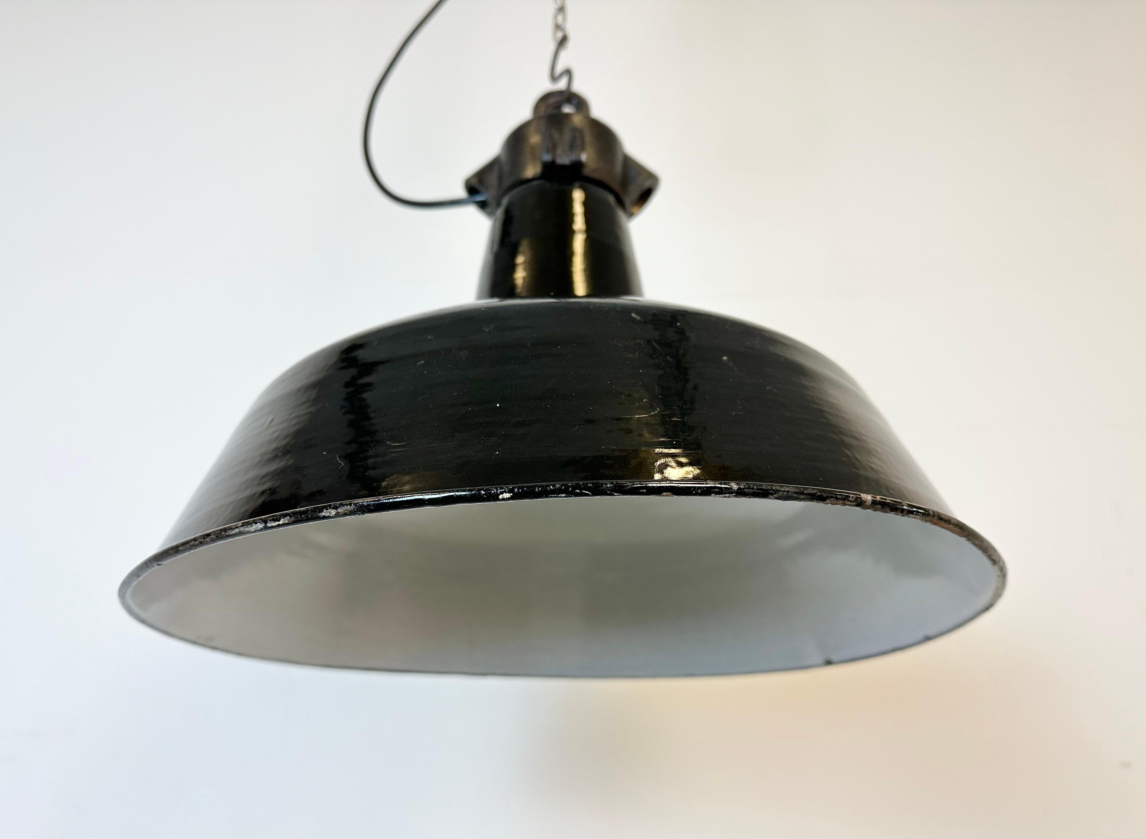 Industrielle schwarze Emaille-Fabrik-Lampe mit Gusseisenplatte, 1950er Jahre im Angebot 3