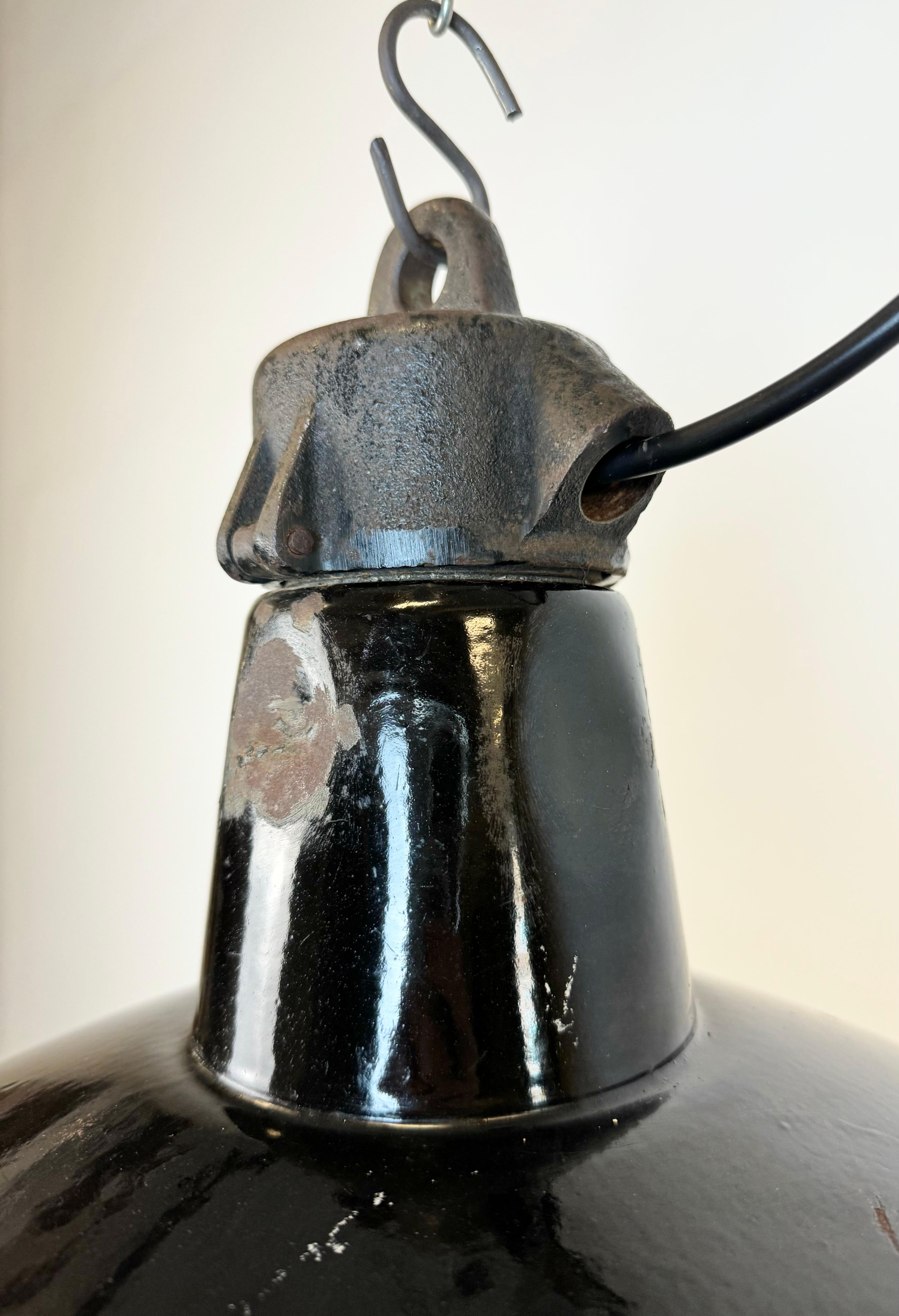 Industrielle schwarze Emaille-Fabrik-Lampe mit Gusseisenplatte, 1950er Jahre im Angebot 3