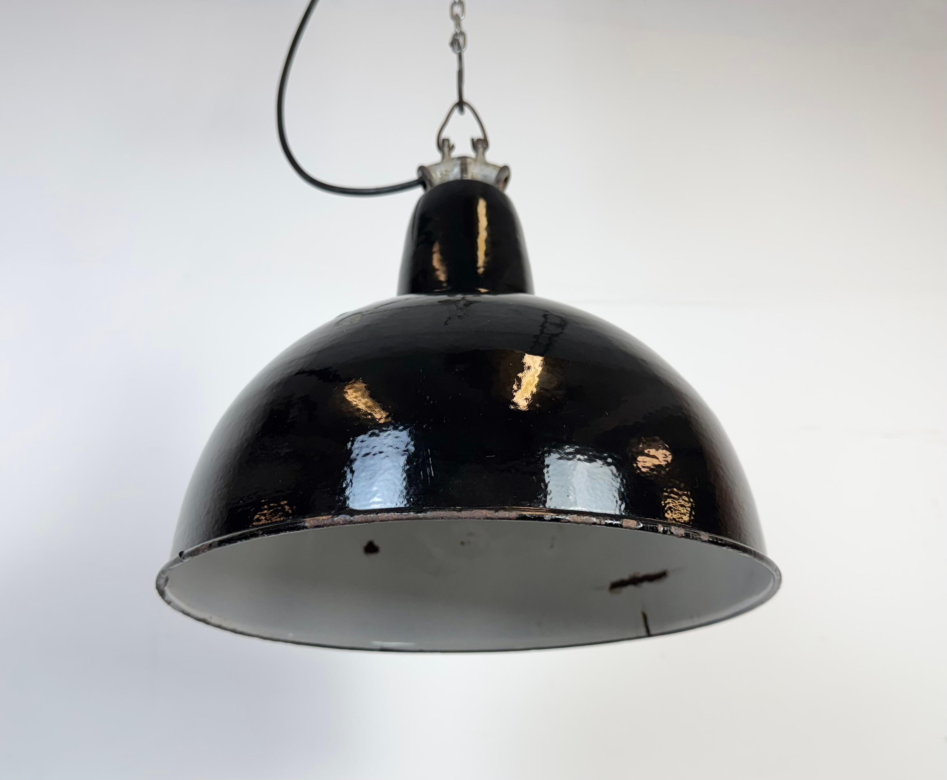 Lampe d'usine industrielle en émail noir avec dessus en fonte, années 1950 en vente 1