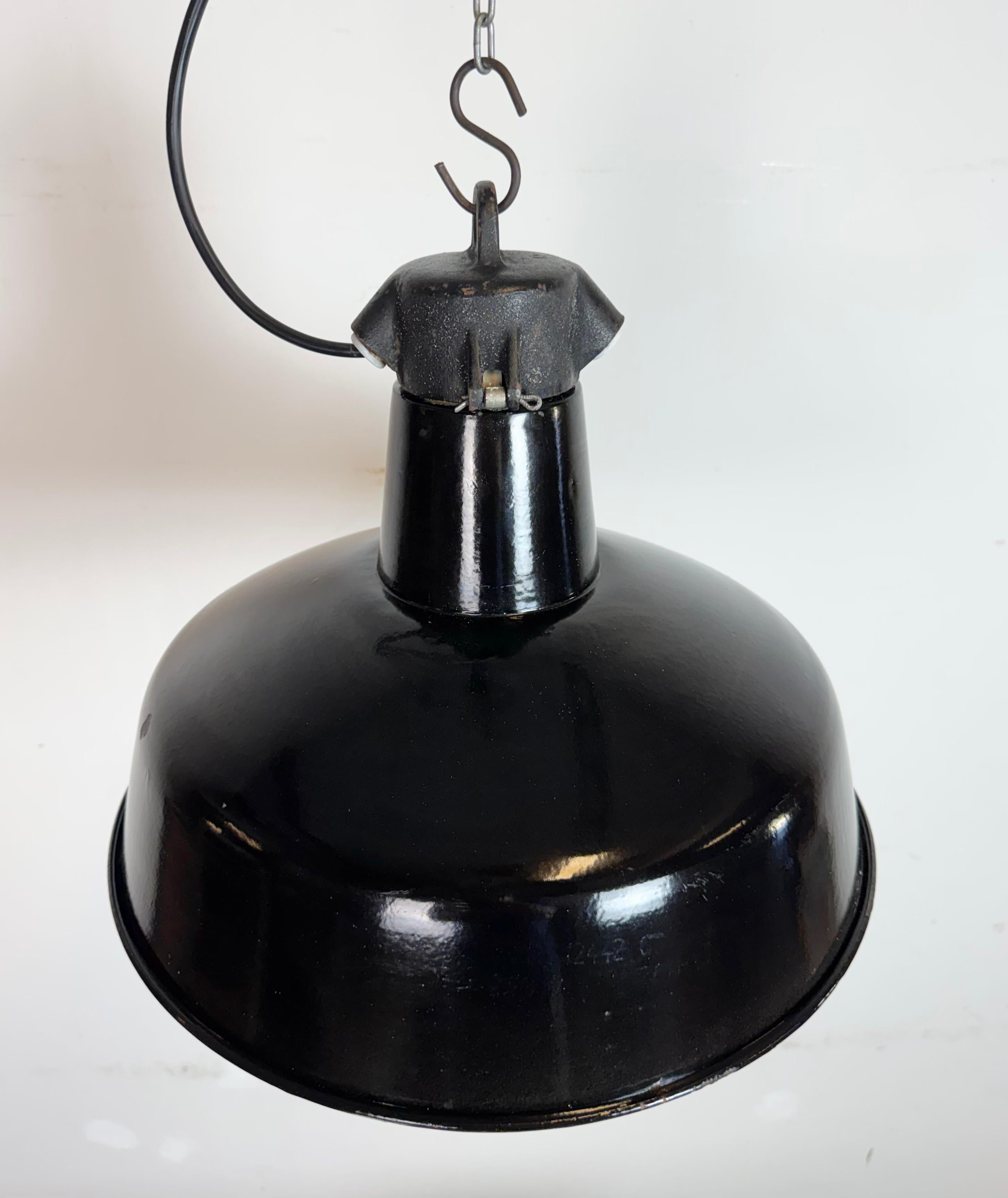 Industrielle schwarze Emaille-Fabrik-Lampe mit Gusseisenplatte, 1950er Jahre im Angebot 4