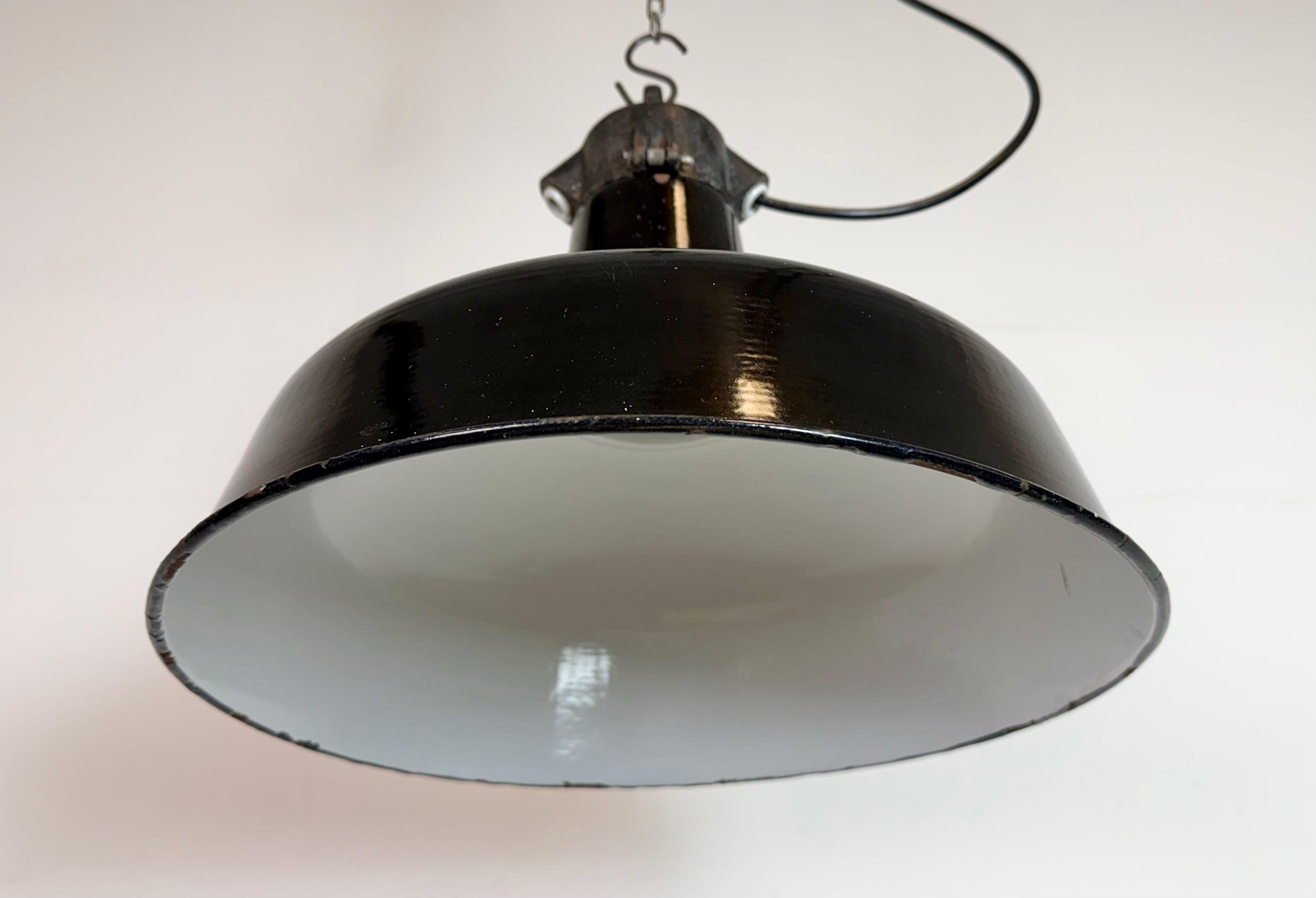 Lampe d'usine industrielle en émail noir avec dessus en fonte, années 1950 en vente 2