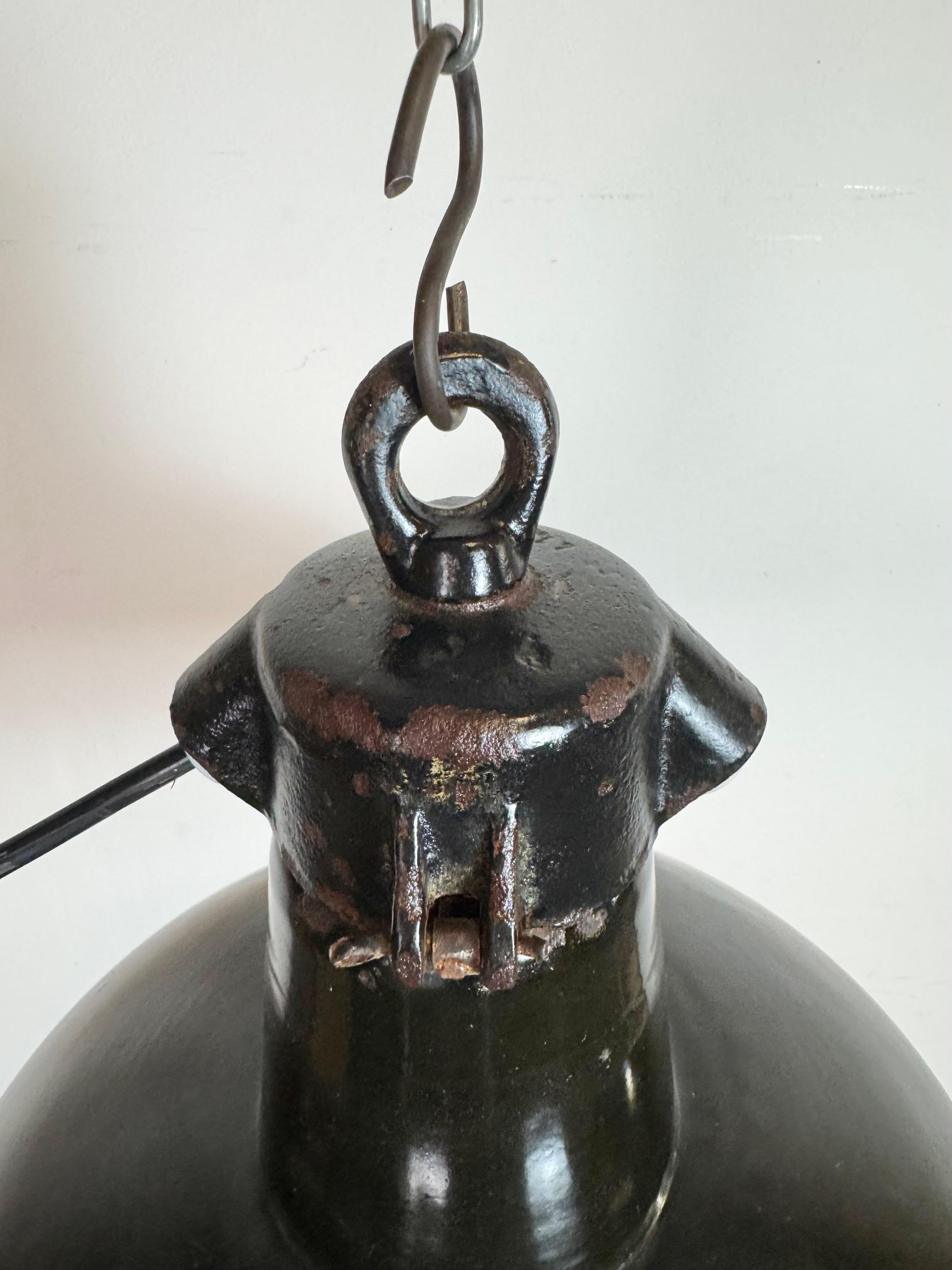 Lampada industriale da fabbrica in smalto nero con piano in ghisa, anni '1950 in vendita 1