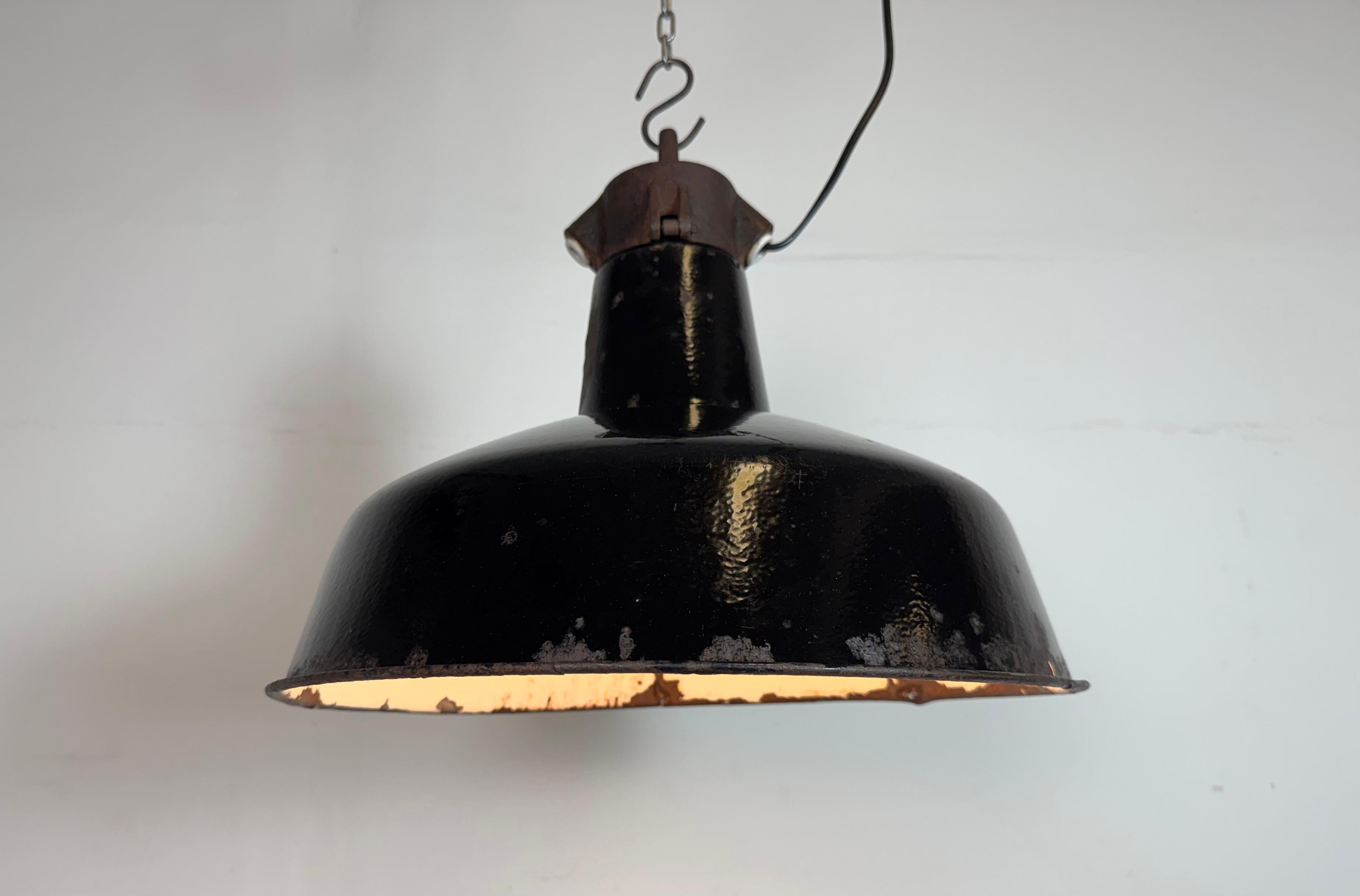 Industrielle schwarze Emaille-Fabrik-Lampe mit Gusseisenplatte, 1950er Jahre im Angebot 4