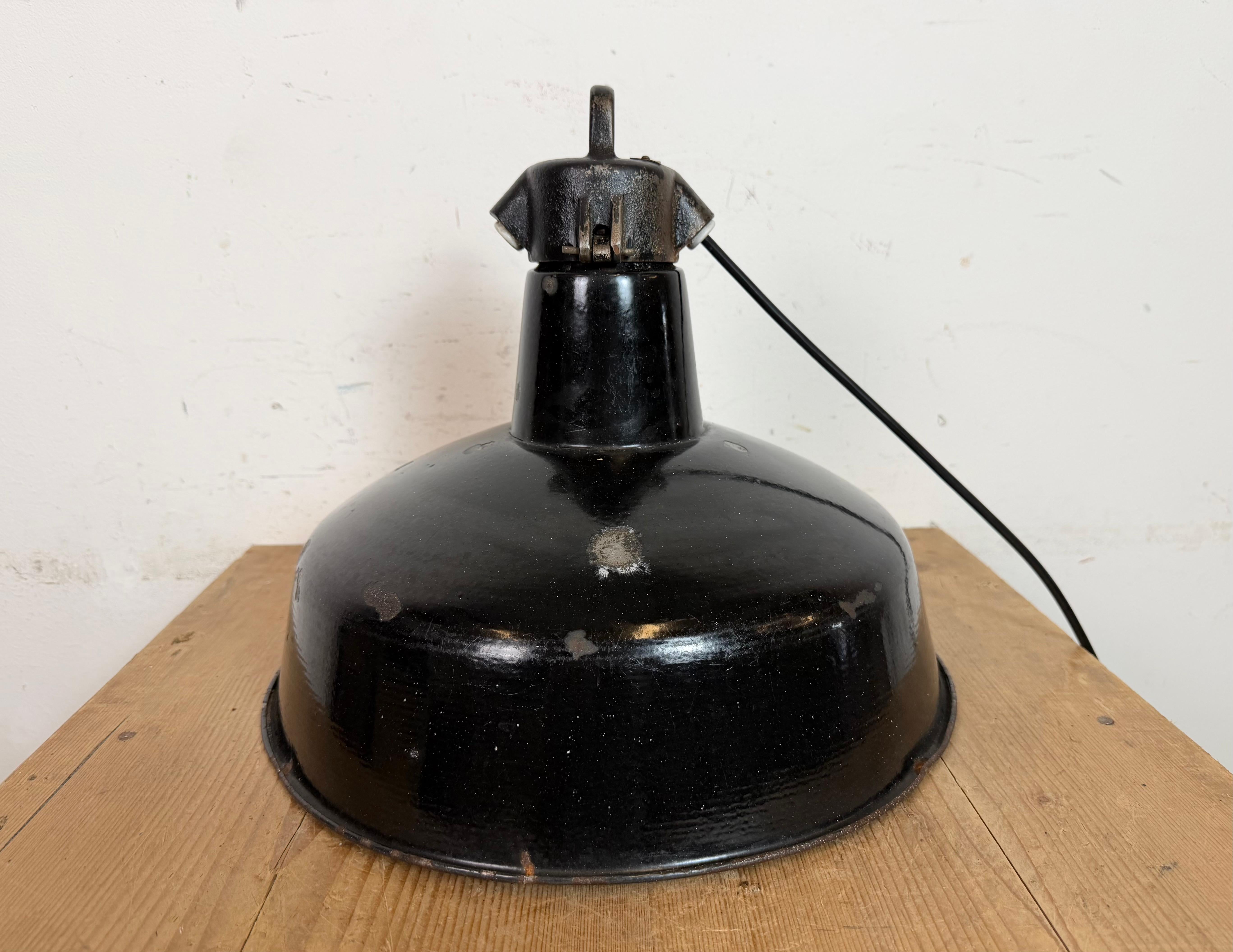 Industrial Black Enamel Factory Lamp with Cast Iron Top, 1950s For Sale 4