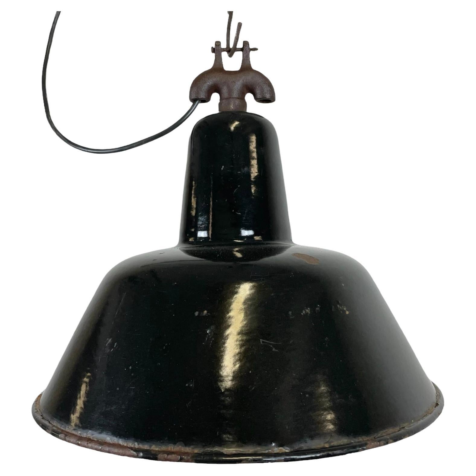 Industrielle schwarze Emaille-Fabrik-Lampe mit Gusseisenplatte, 1950er Jahre