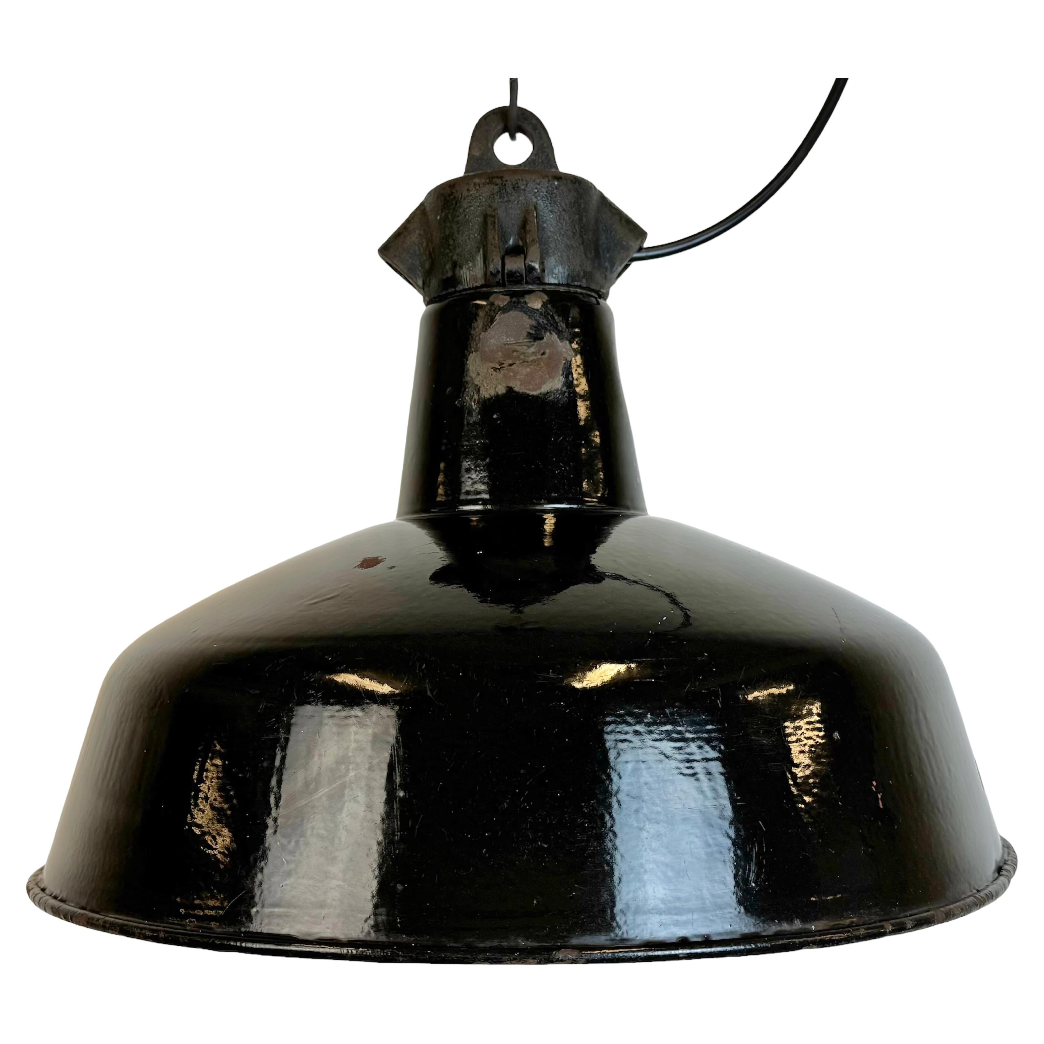 Industrielle schwarze Emaille-Fabrik-Lampe mit Gusseisenplatte, 1950er Jahre im Angebot