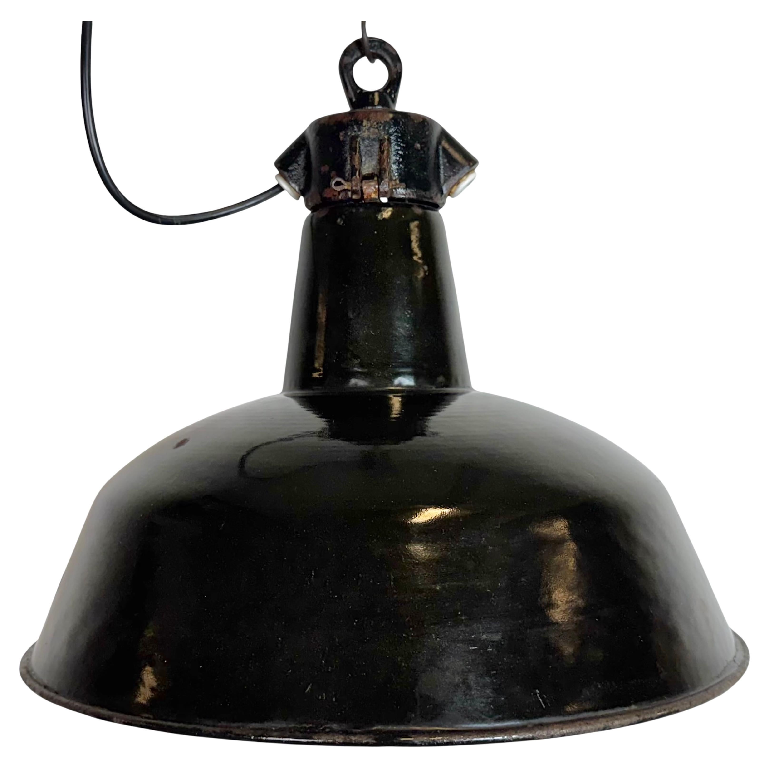 Industrielle schwarze Emaille-Fabrik-Lampe mit Gusseisenplatte, 1950er Jahre