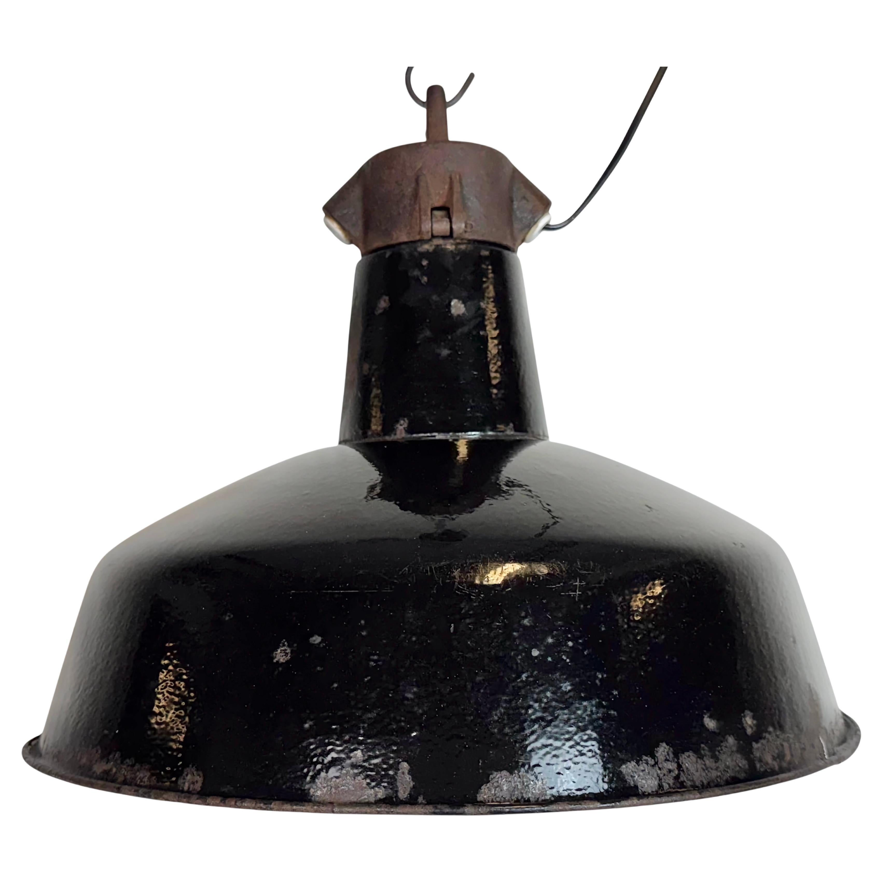 Industrielle schwarze Emaille-Fabrik-Lampe mit Gusseisenplatte, 1950er Jahre im Angebot