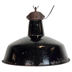 Industrielle schwarze Emaille-Fabrik-Lampe mit Gusseisenplatte, 1950er Jahre