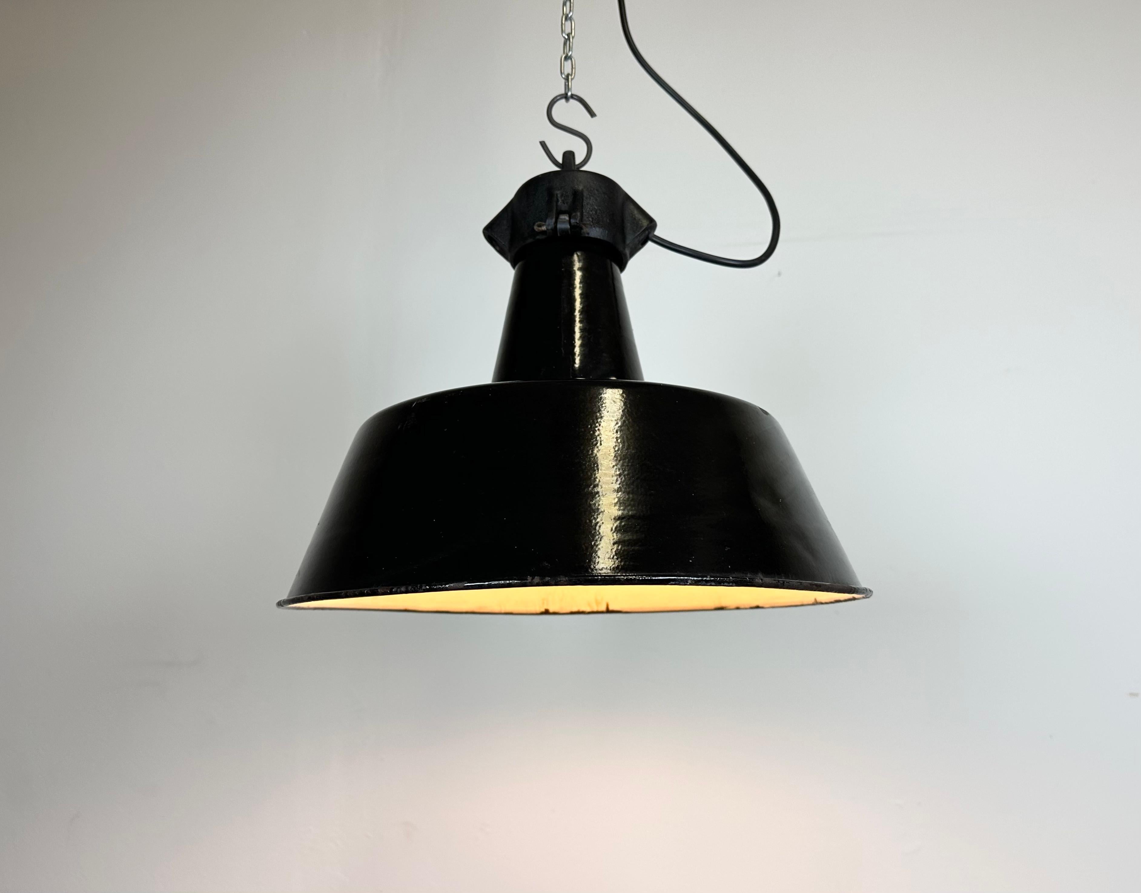 Industrielle schwarze Emaille-Fabrik-Lampe mit Gusseisenplatte, 1960er Jahre im Angebot 4