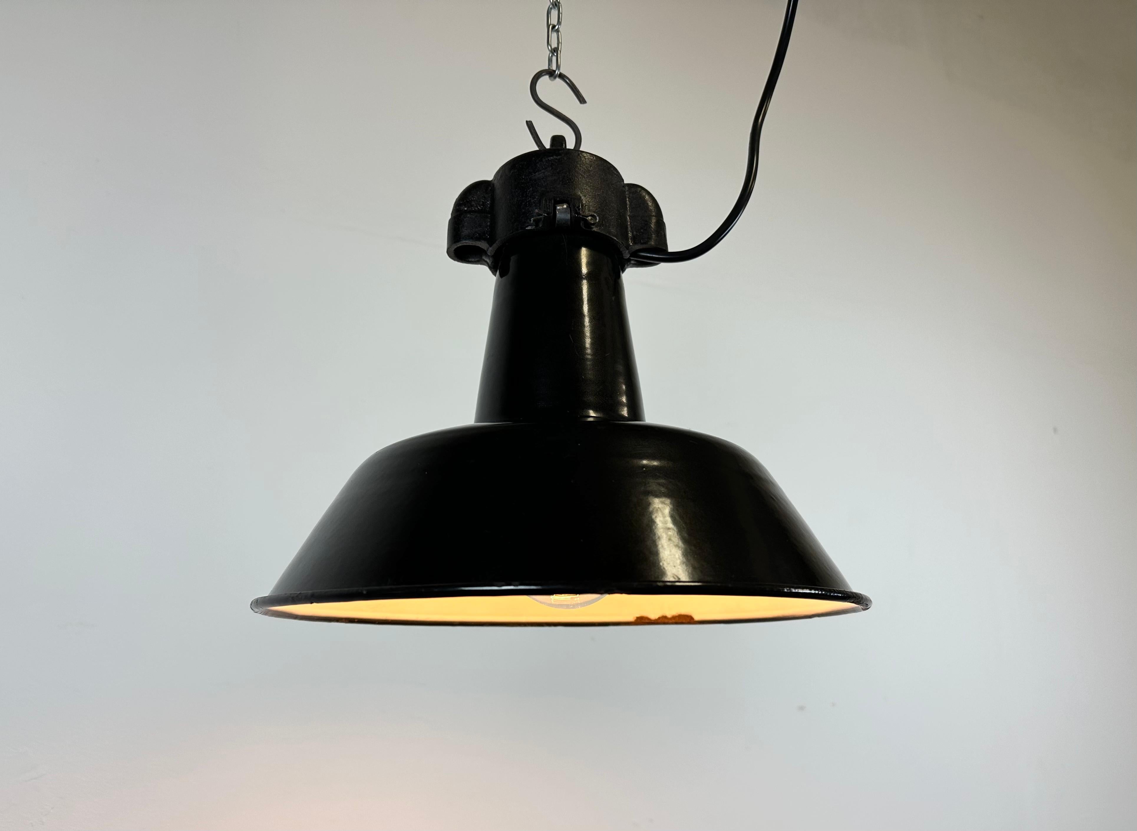 Industrielle schwarze Emaille-Fabrik-Lampe mit Gusseisenplatte, 1960er Jahre im Angebot 4