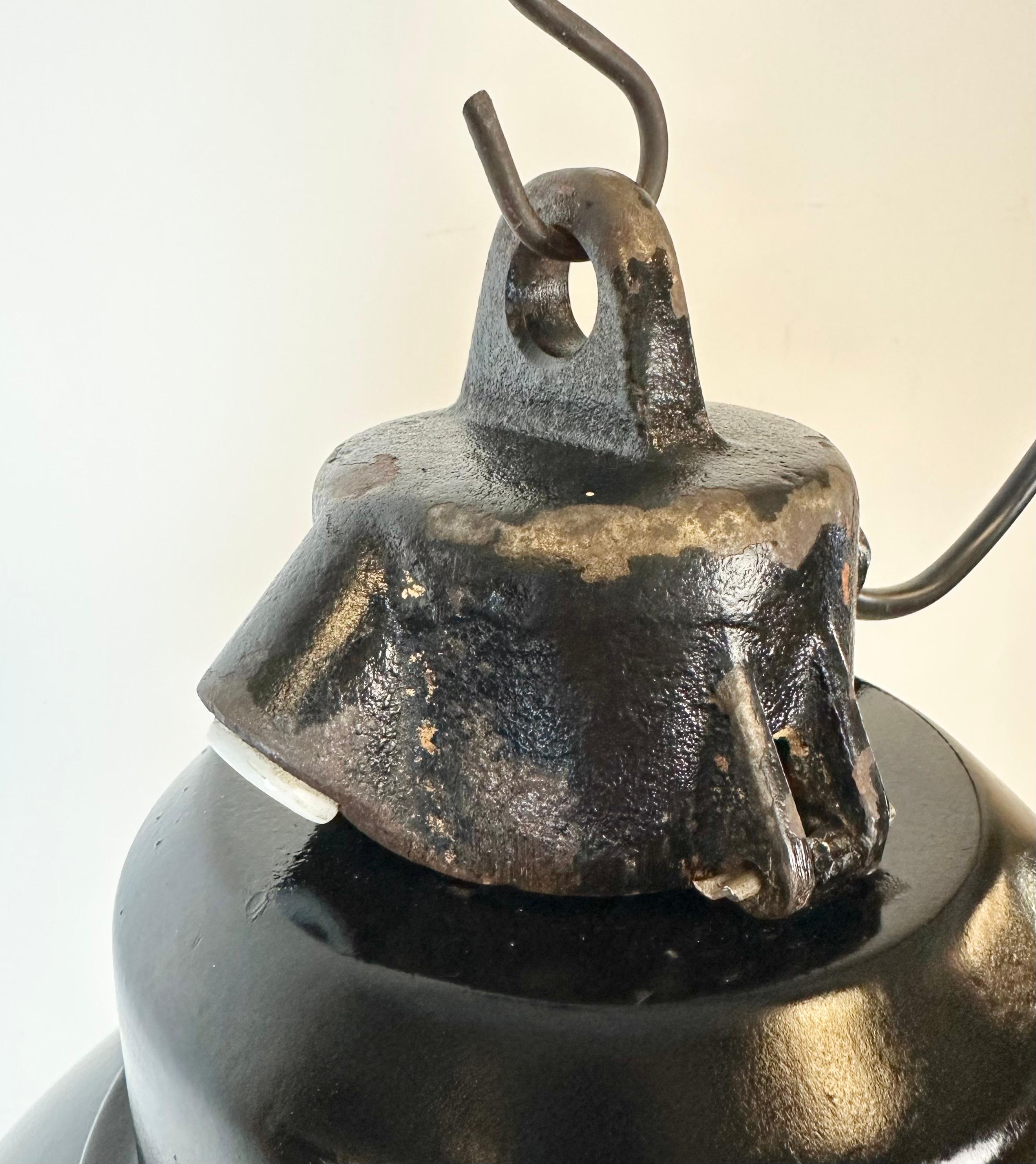 Lampe d'usine industrielle en émail noir avec dessus en fonte, années 1960 en vente 2