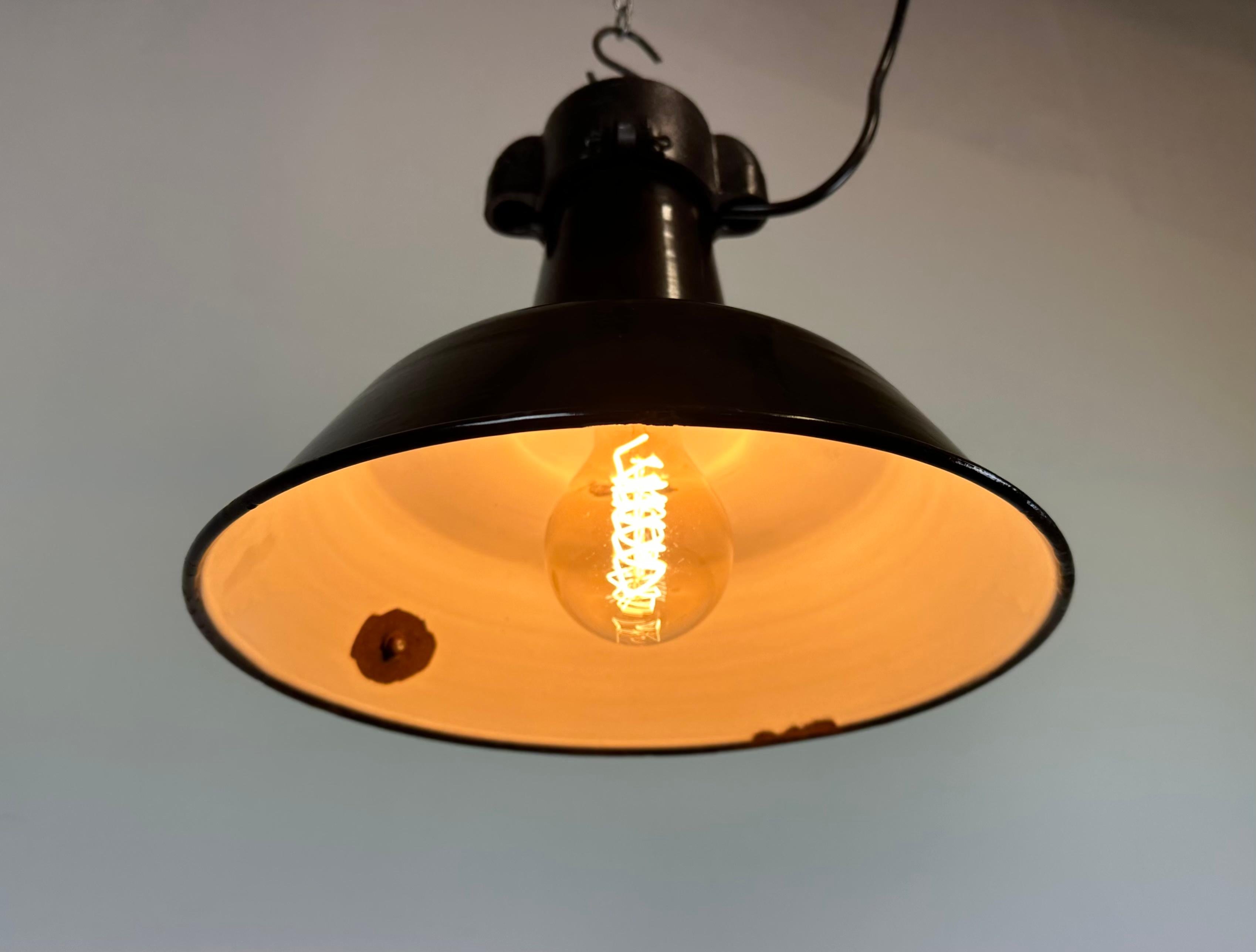 Industrielle schwarze Emaille-Fabrik-Lampe mit Gusseisenplatte, 1960er Jahre im Angebot 5