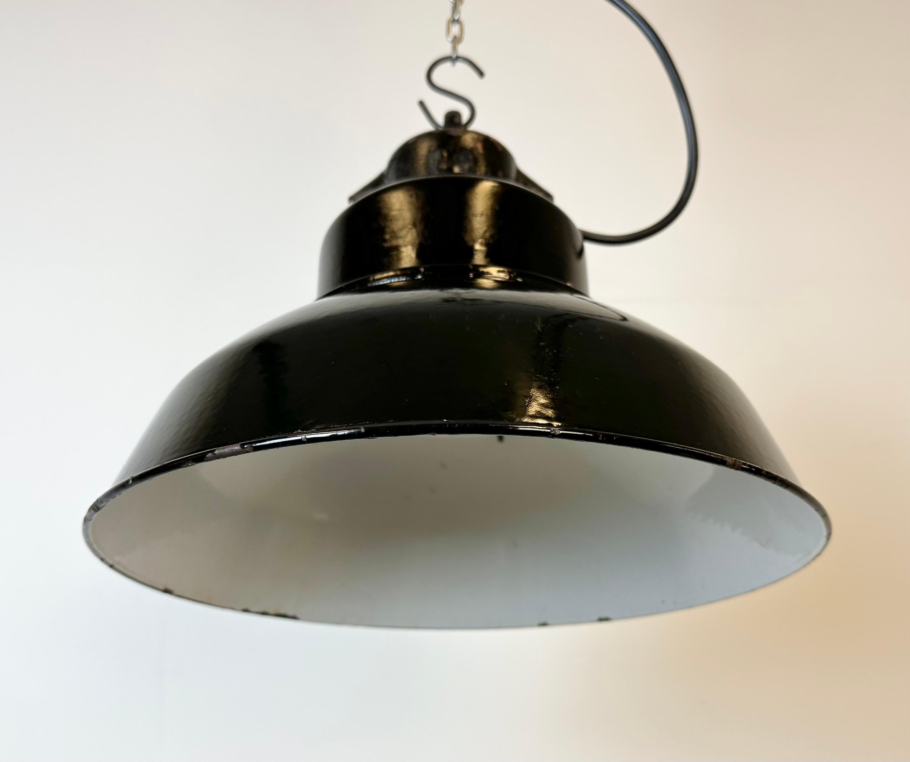 Industrielle schwarze Emaille-Fabrik-Lampe mit Gusseisenplatte, 1960er Jahre im Angebot 5