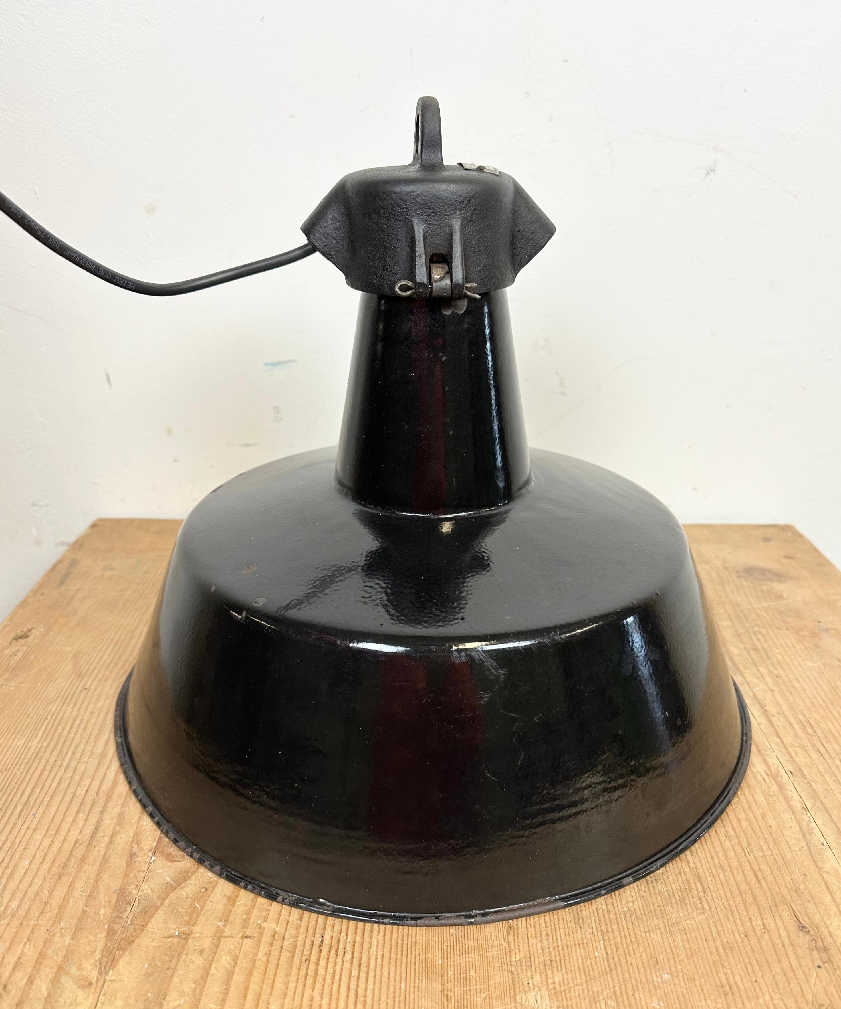 Industrielle schwarze Emaille-Fabrik-Lampe mit Gusseisenplatte, 1960er Jahre im Angebot 6