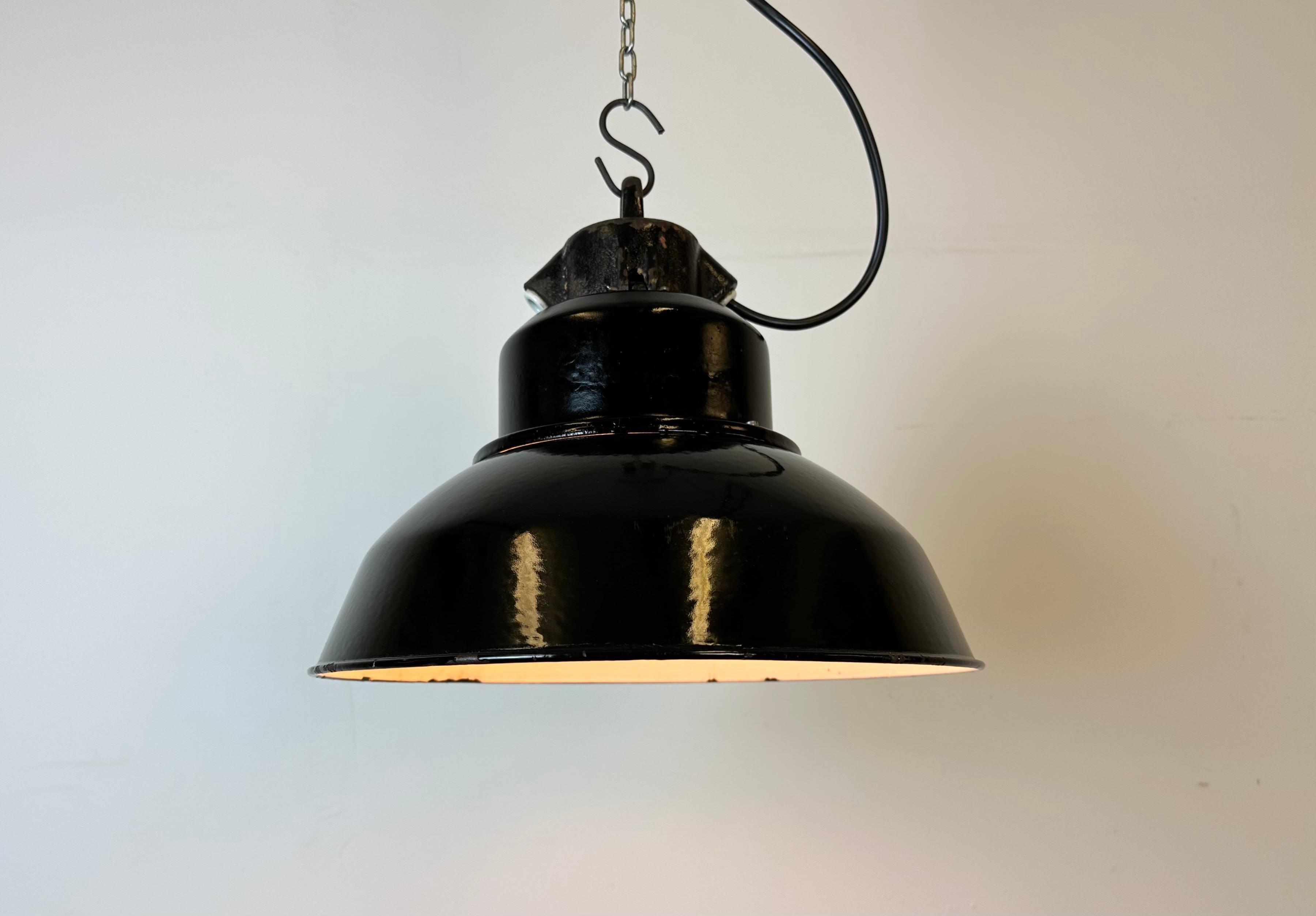 Industrielle schwarze Emaille-Fabrik-Lampe mit Gusseisenplatte, 1960er Jahre im Angebot 6