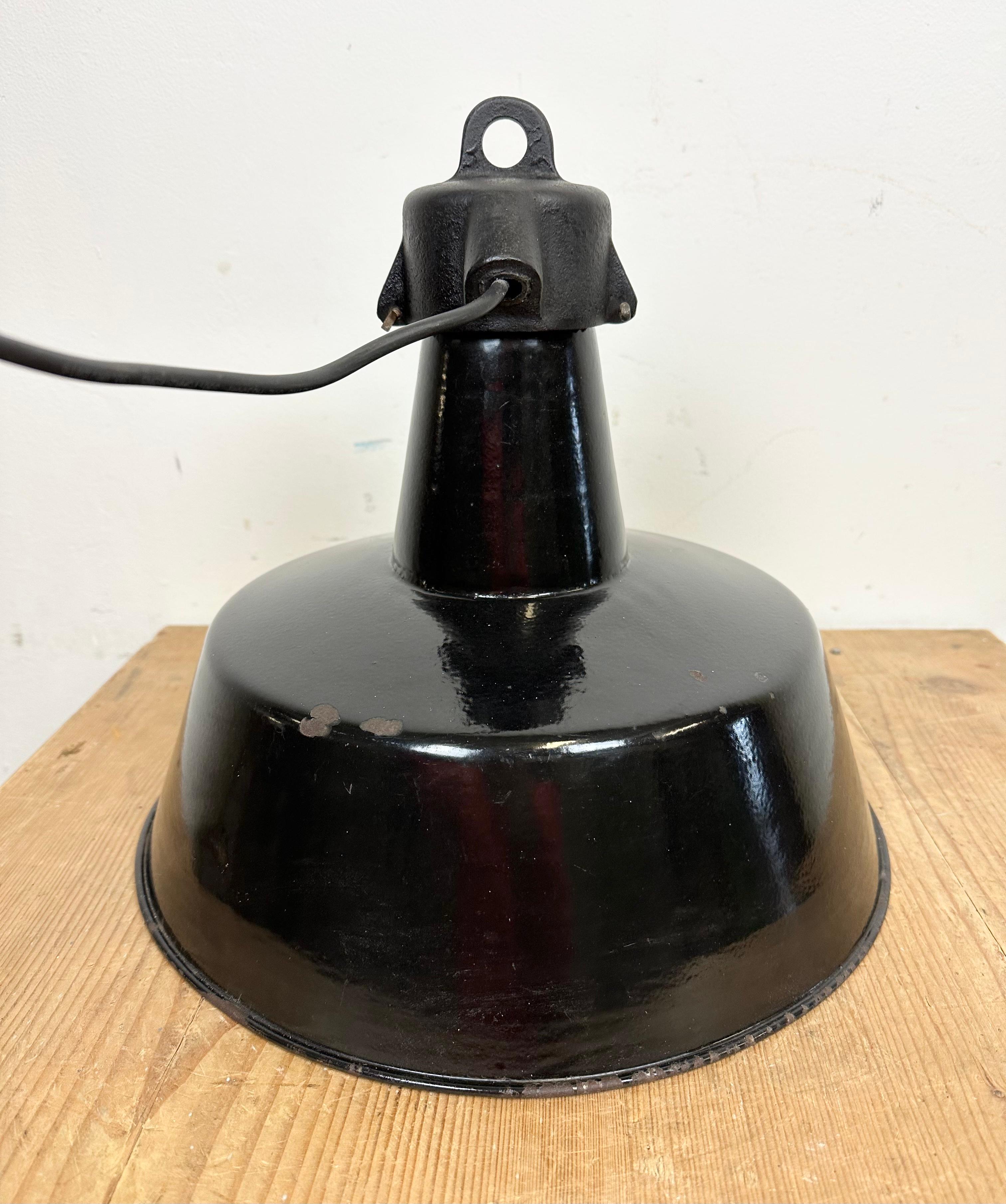 Industrielle schwarze Emaille-Fabrik-Lampe mit Gusseisenplatte, 1960er Jahre im Angebot 7