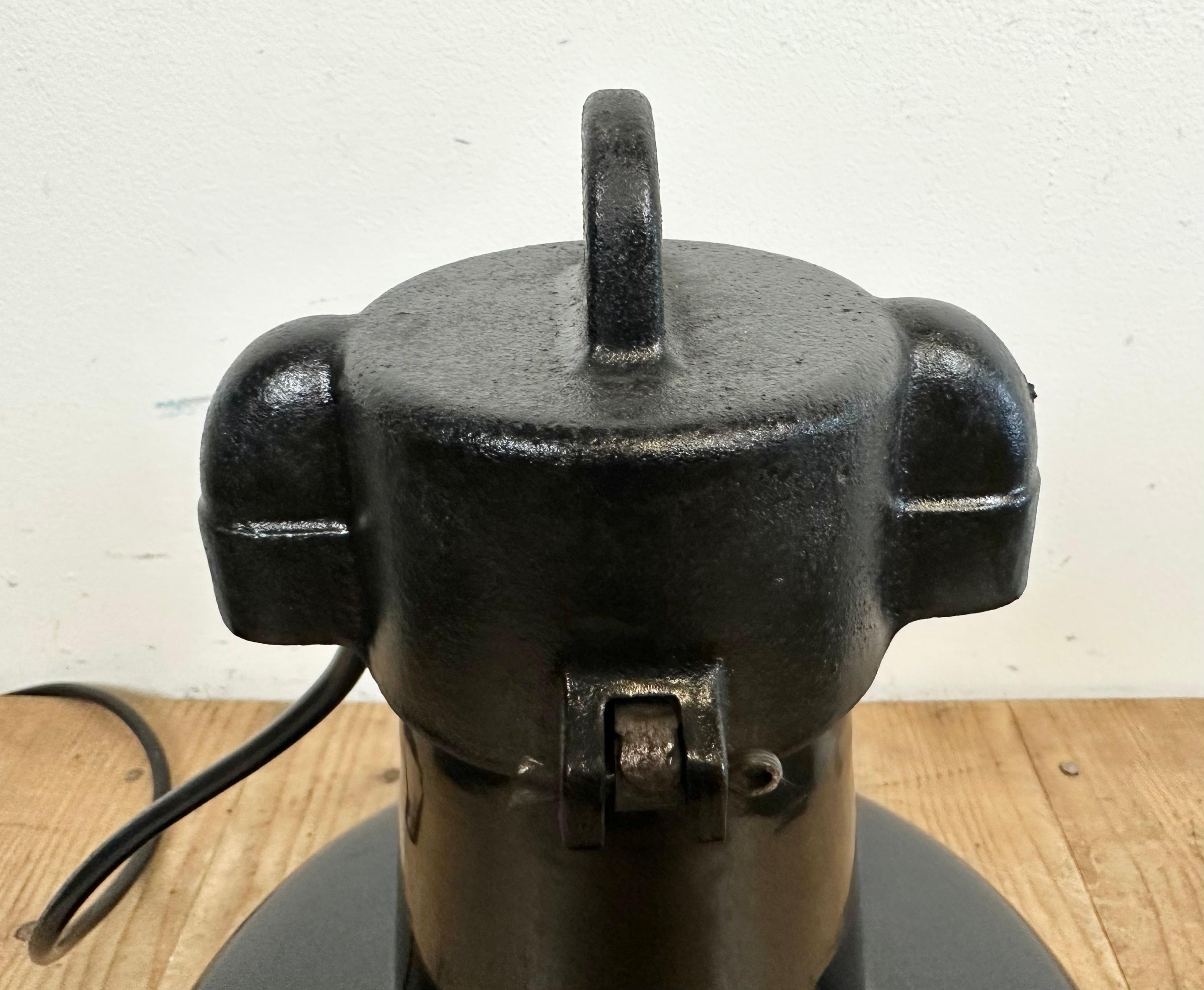Industrielle schwarze Emaille-Fabrik-Lampe mit Gusseisenplatte, 1960er Jahre im Angebot 7