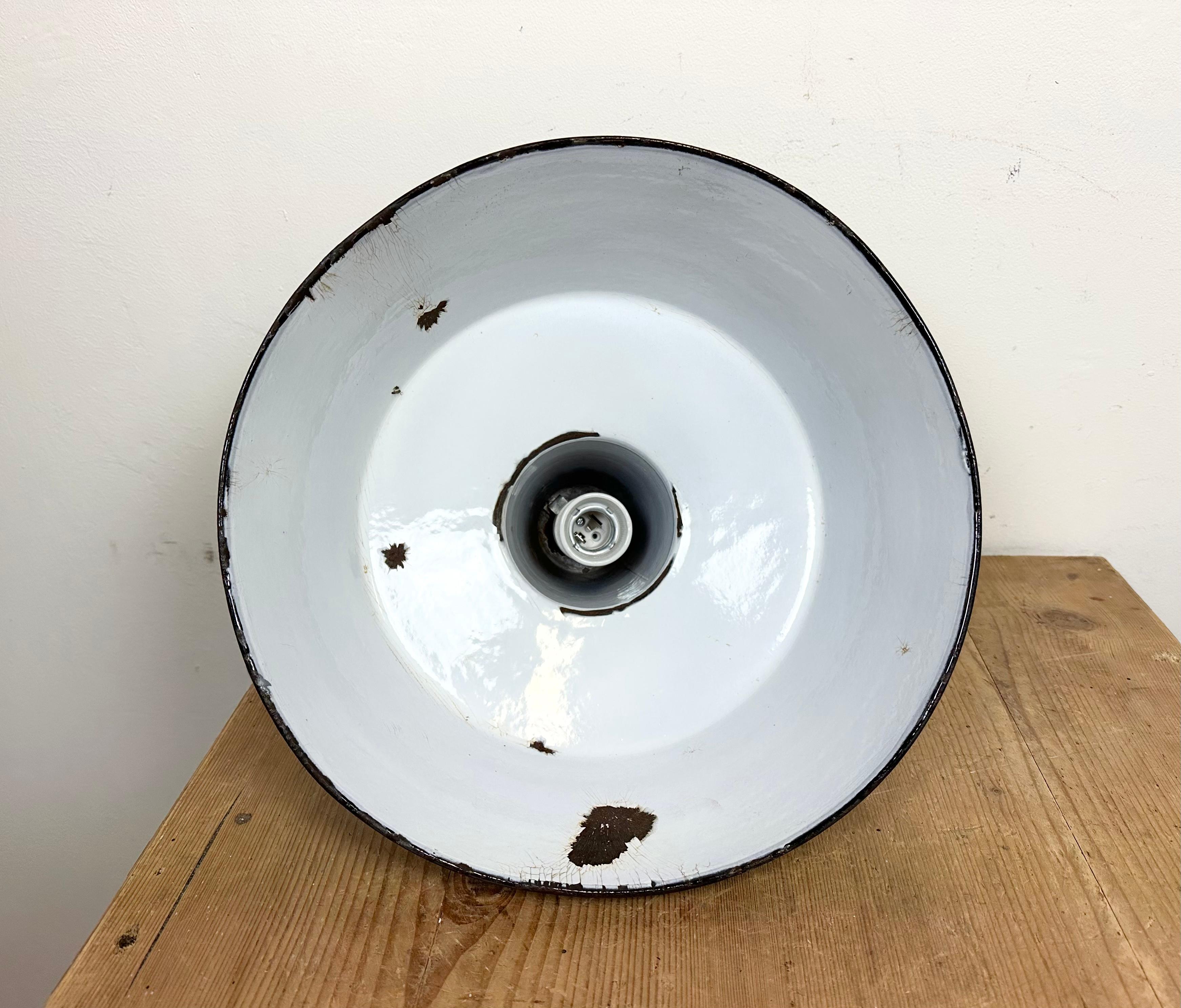 Industrielle schwarze Emaille-Fabrik-Lampe mit Gusseisenplatte, 1960er Jahre im Angebot 8