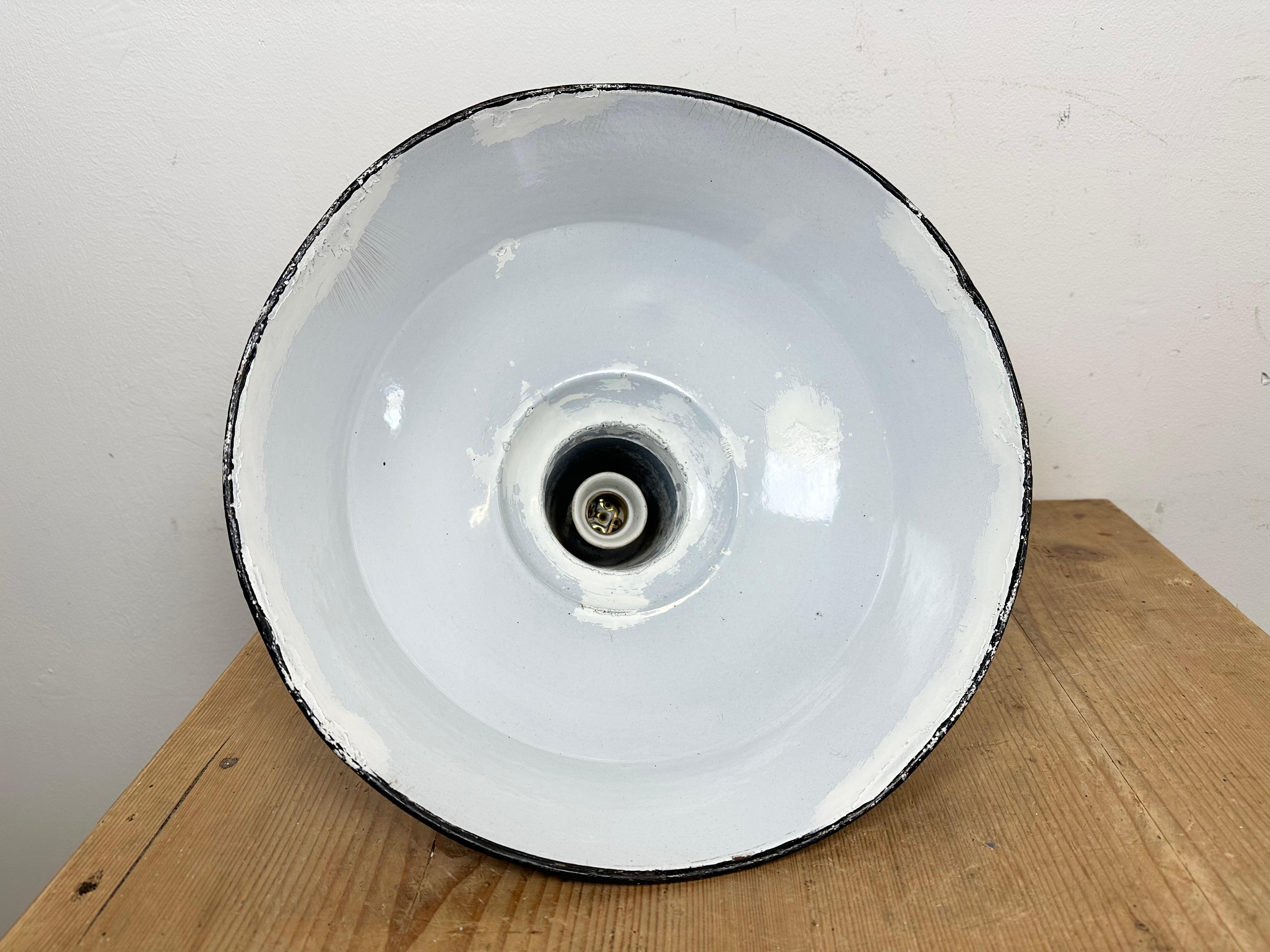Lampe d'usine industrielle en émail noir avec dessus en fonte, années 1960 en vente 7