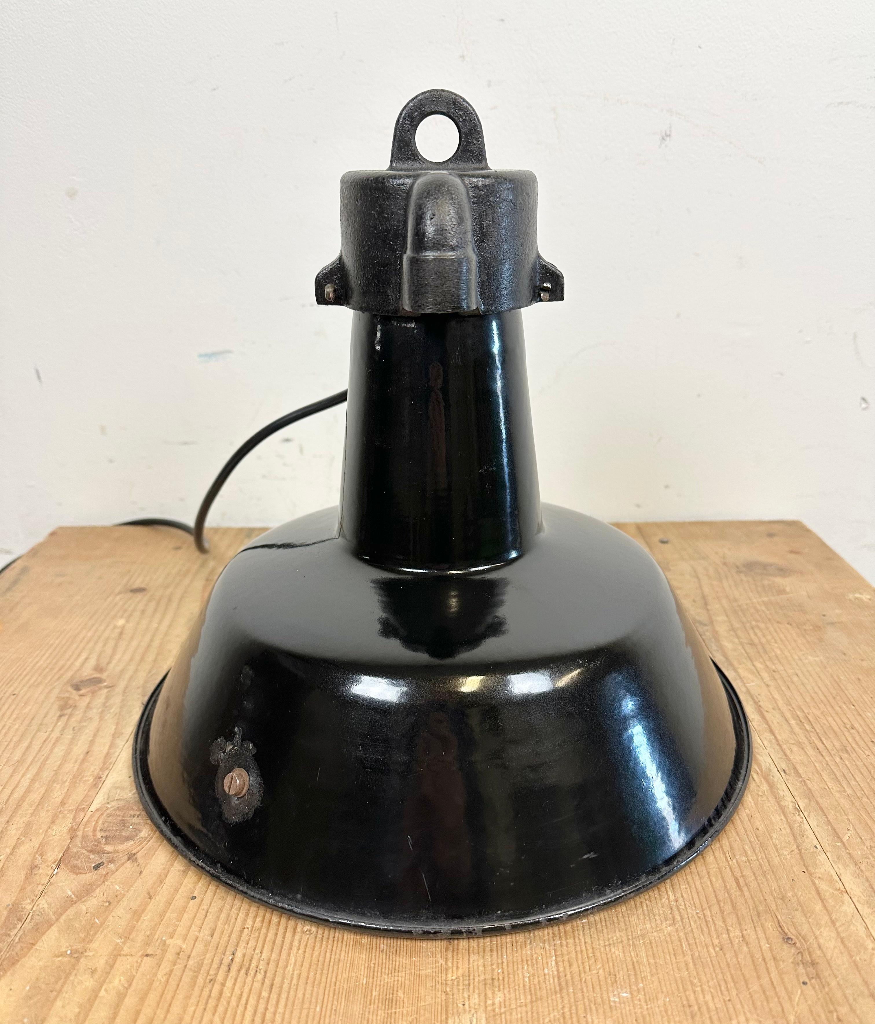 Industrielle schwarze Emaille-Fabrik-Lampe mit Gusseisenplatte, 1960er Jahre im Angebot 9