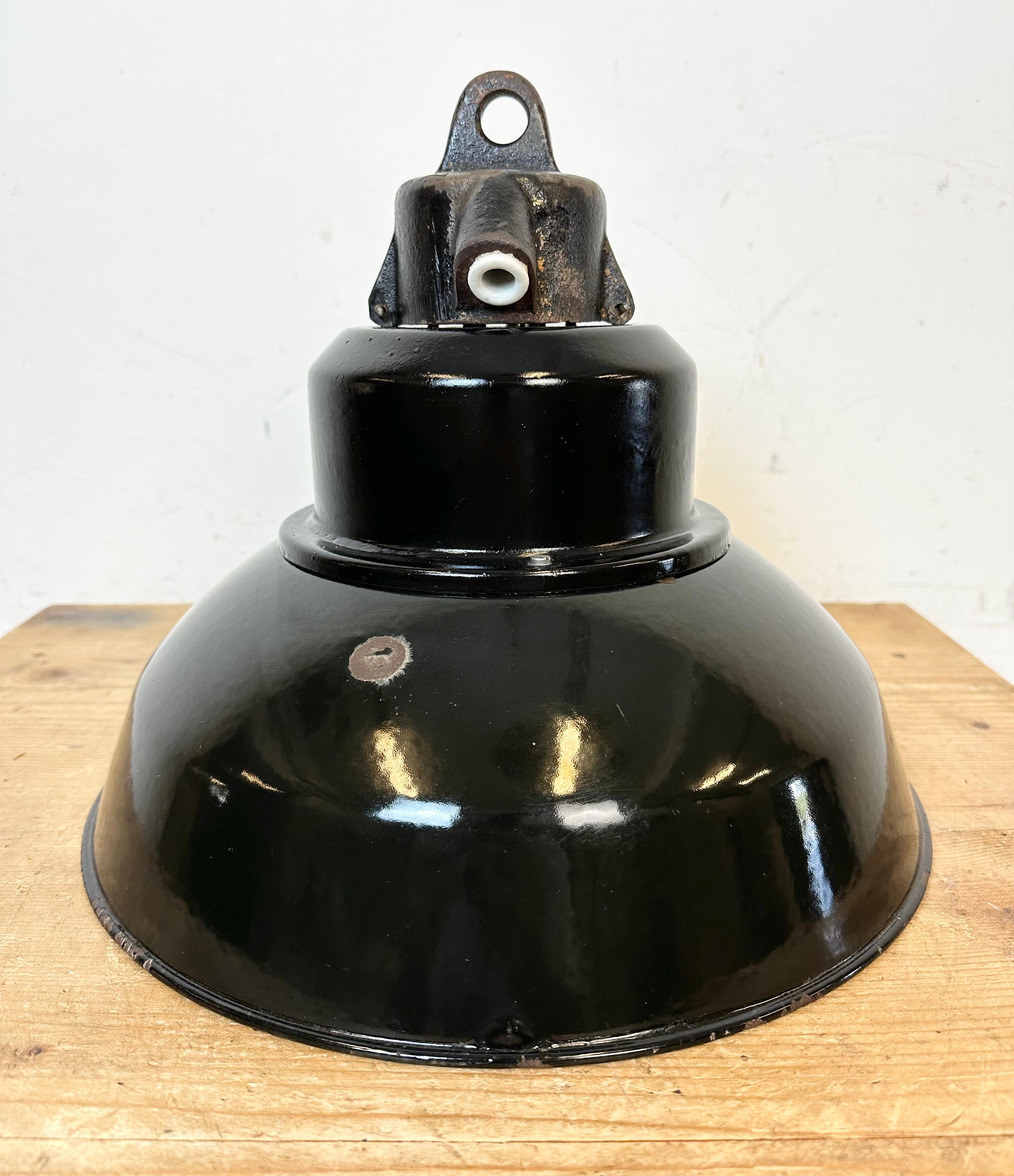 Industrielle schwarze Emaille-Fabrik-Lampe mit Gusseisenplatte, 1960er Jahre im Angebot 9