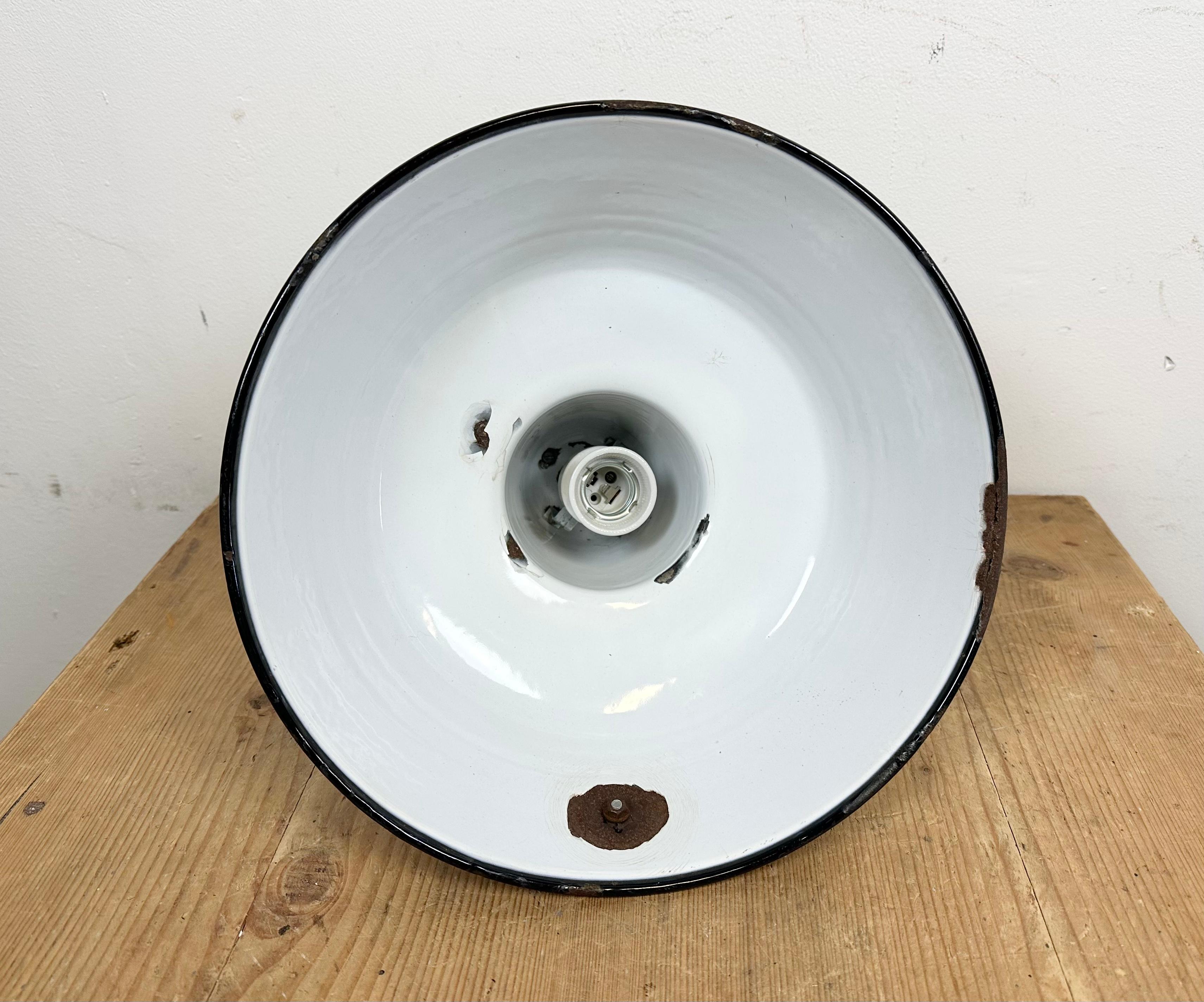 Industrielle schwarze Emaille-Fabrik-Lampe mit Gusseisenplatte, 1960er Jahre im Angebot 10