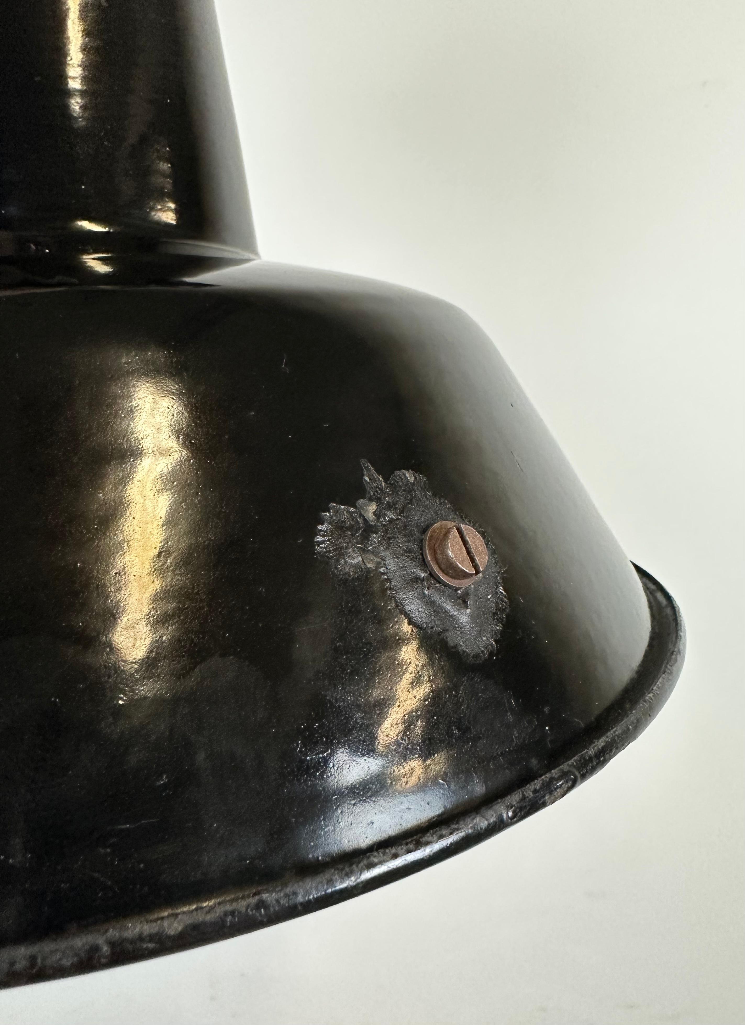Industrielle schwarze Emaille-Fabrik-Lampe mit Gusseisenplatte, 1960er Jahre im Angebot 11