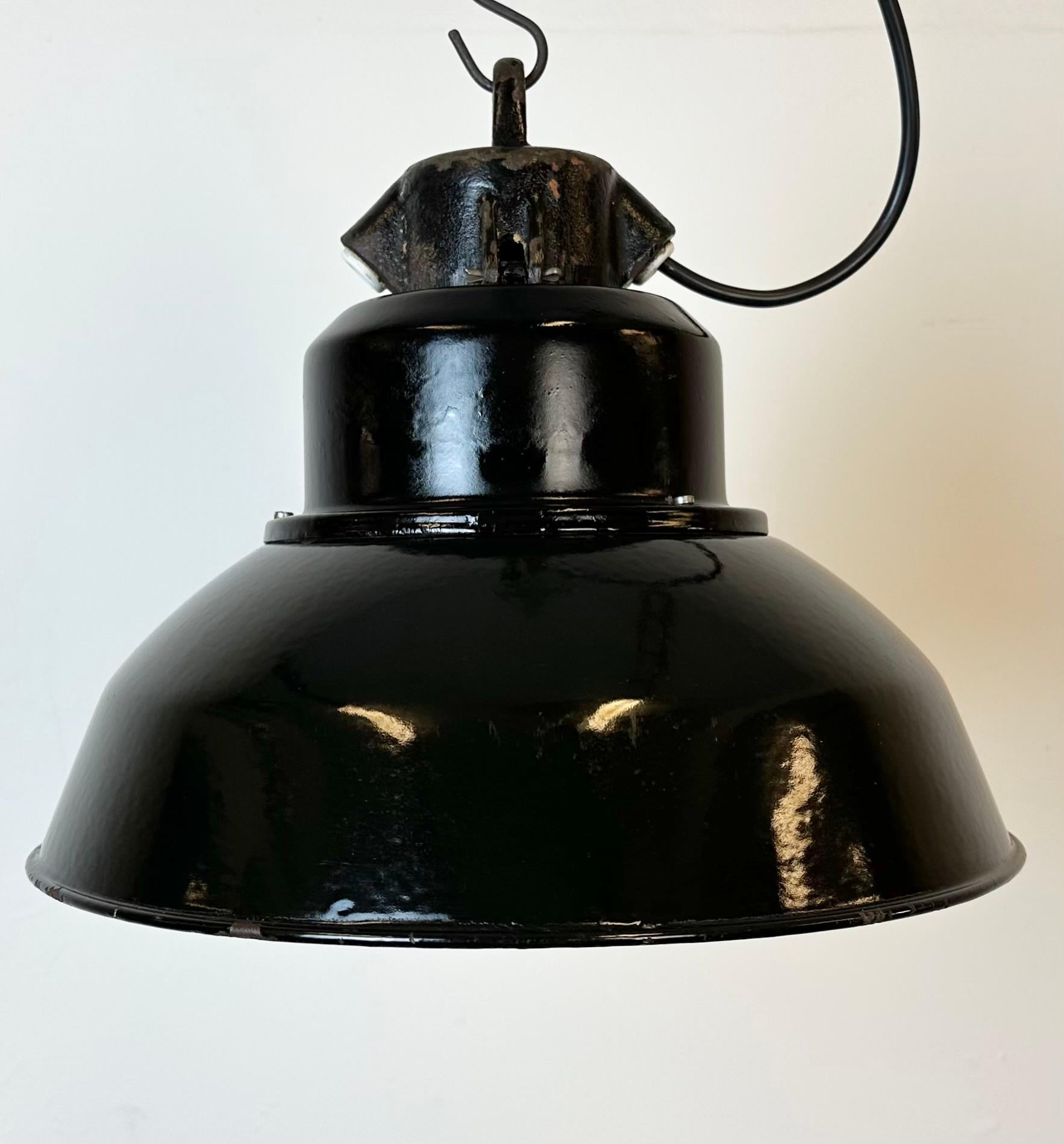Industrielle schwarze Emaille-Fabrik-Lampe mit Gusseisenplatte, 1960er Jahre (Tschechisch) im Angebot