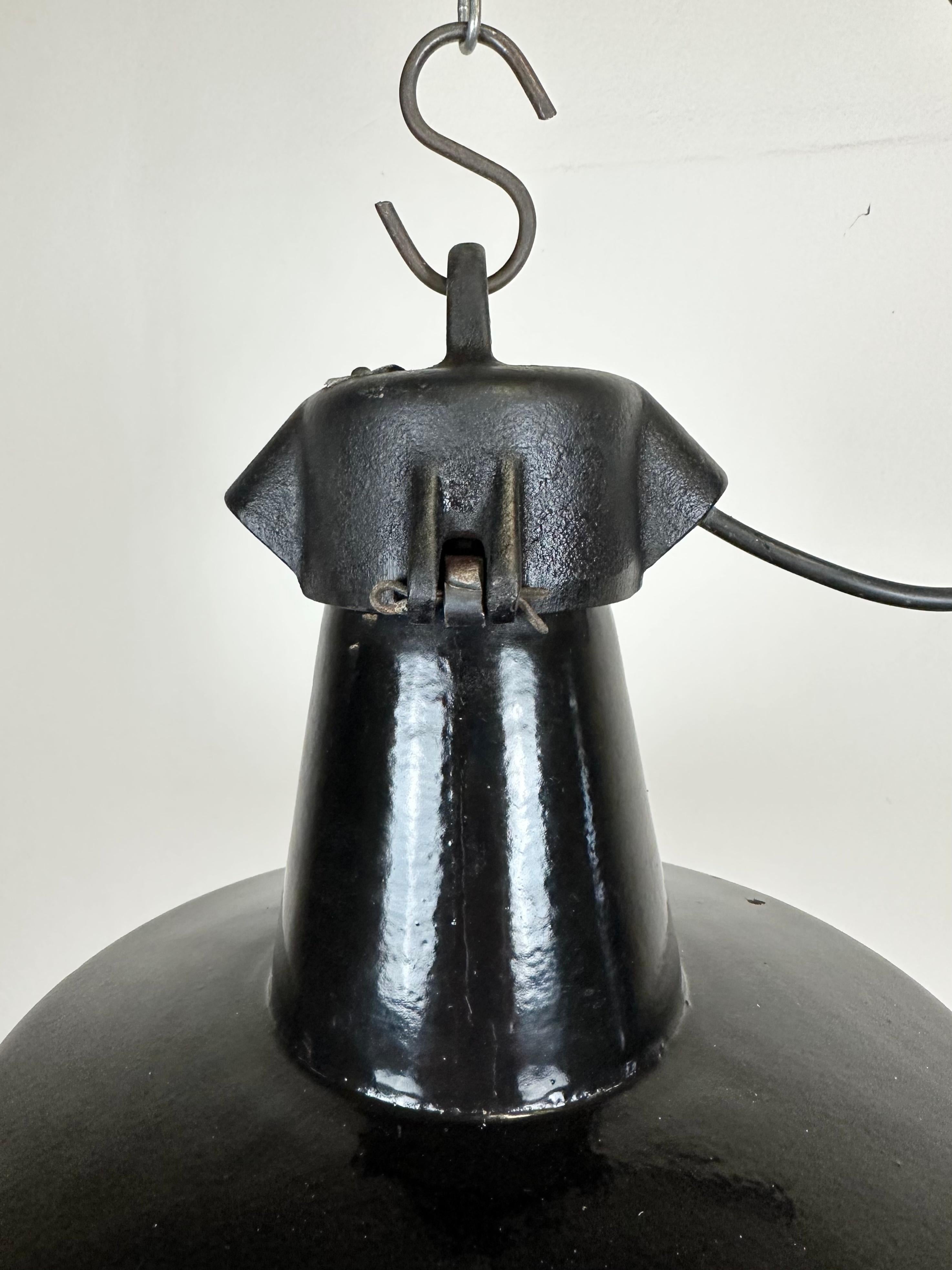 Industrielle schwarze Emaille-Fabrik-Lampe mit Gusseisenplatte, 1960er Jahre (Gegossen) im Angebot