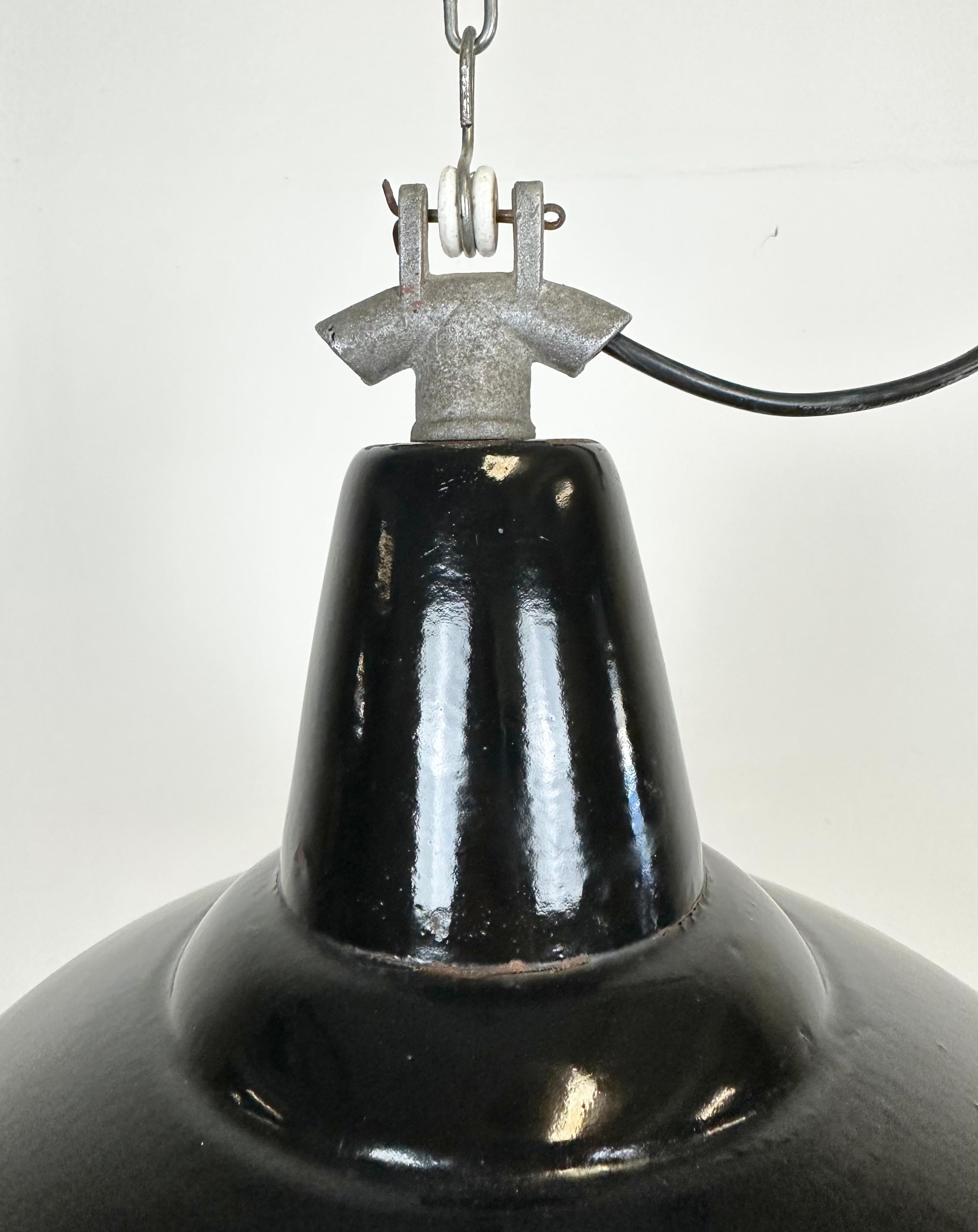 Industrial Black Enamel Factory Lamp with Cast Iron Top, 1960s In Good Condition For Sale In Kojetice, CZ