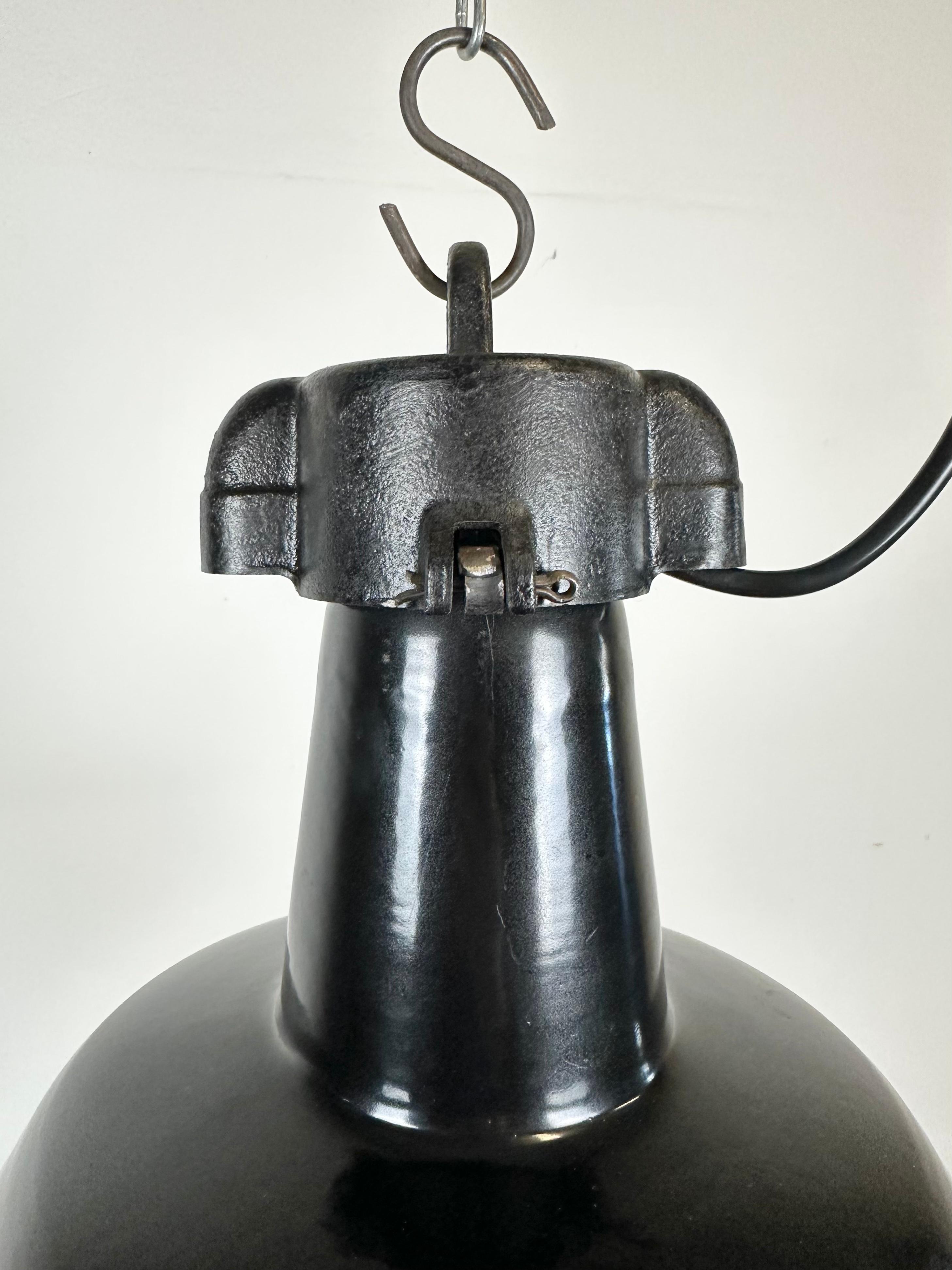 Industrielle schwarze Emaille-Fabrik-Lampe mit Gusseisenplatte, 1960er Jahre (Gegossen) im Angebot