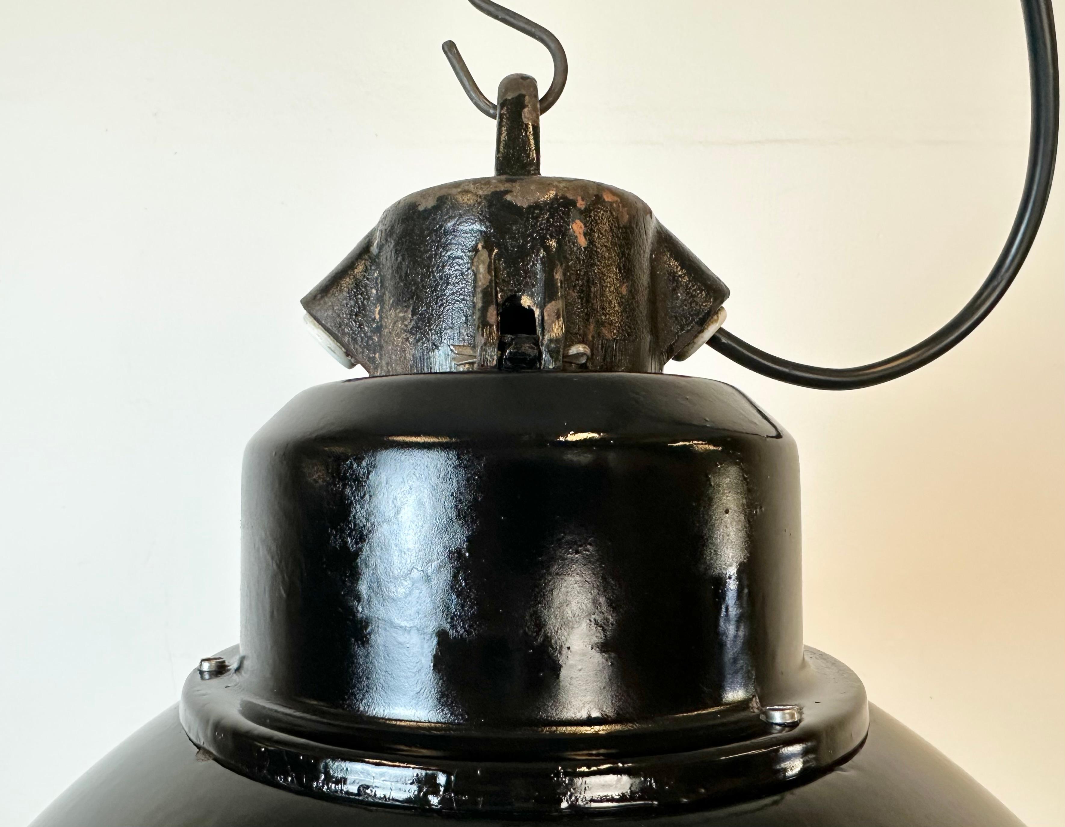 Tchèque Lampe d'usine industrielle en émail noir avec dessus en fonte, années 1960 en vente