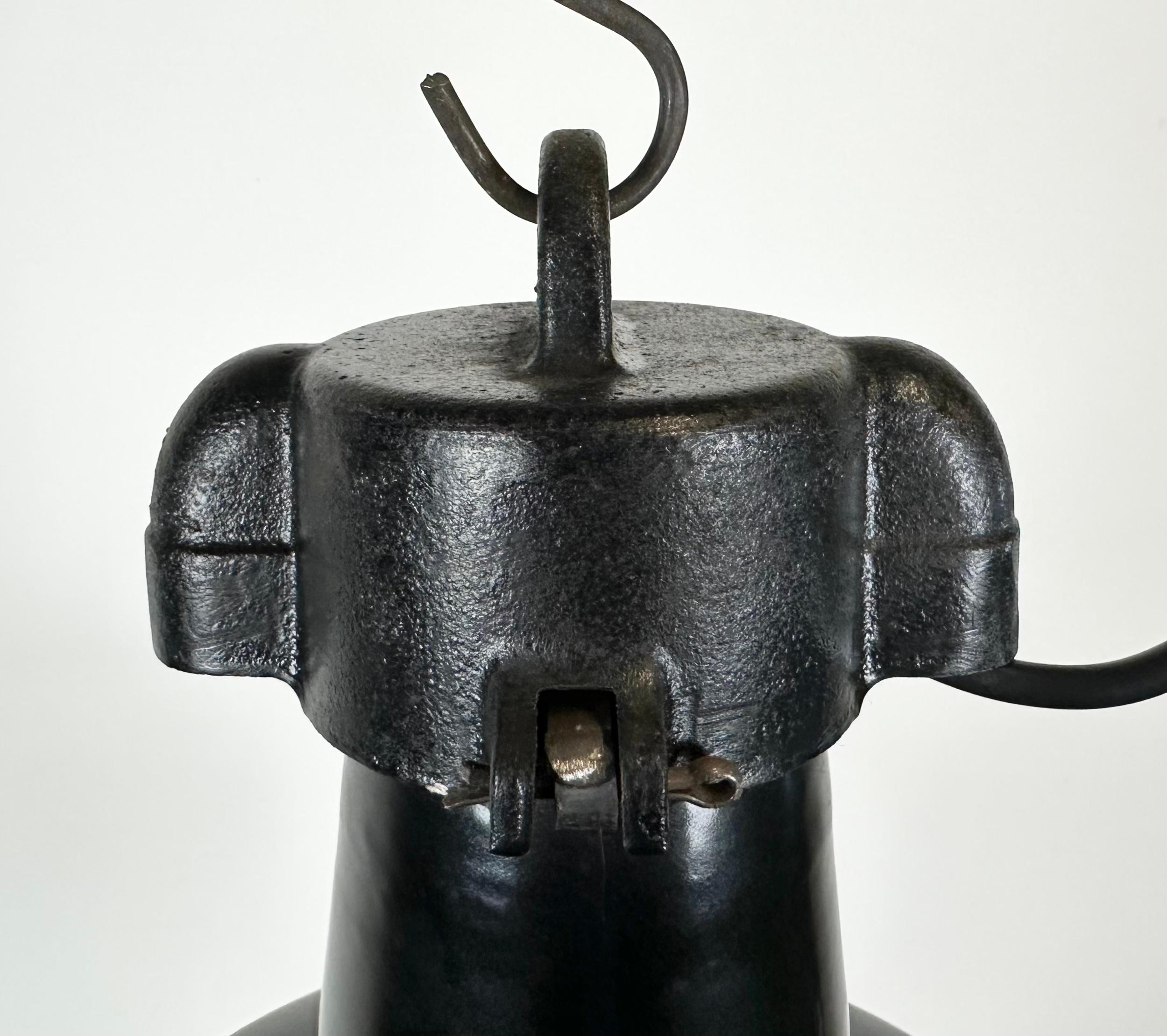 Industrielle schwarze Emaille-Fabrik-Lampe mit Gusseisenplatte, 1960er Jahre im Zustand „Gut“ im Angebot in Kojetice, CZ