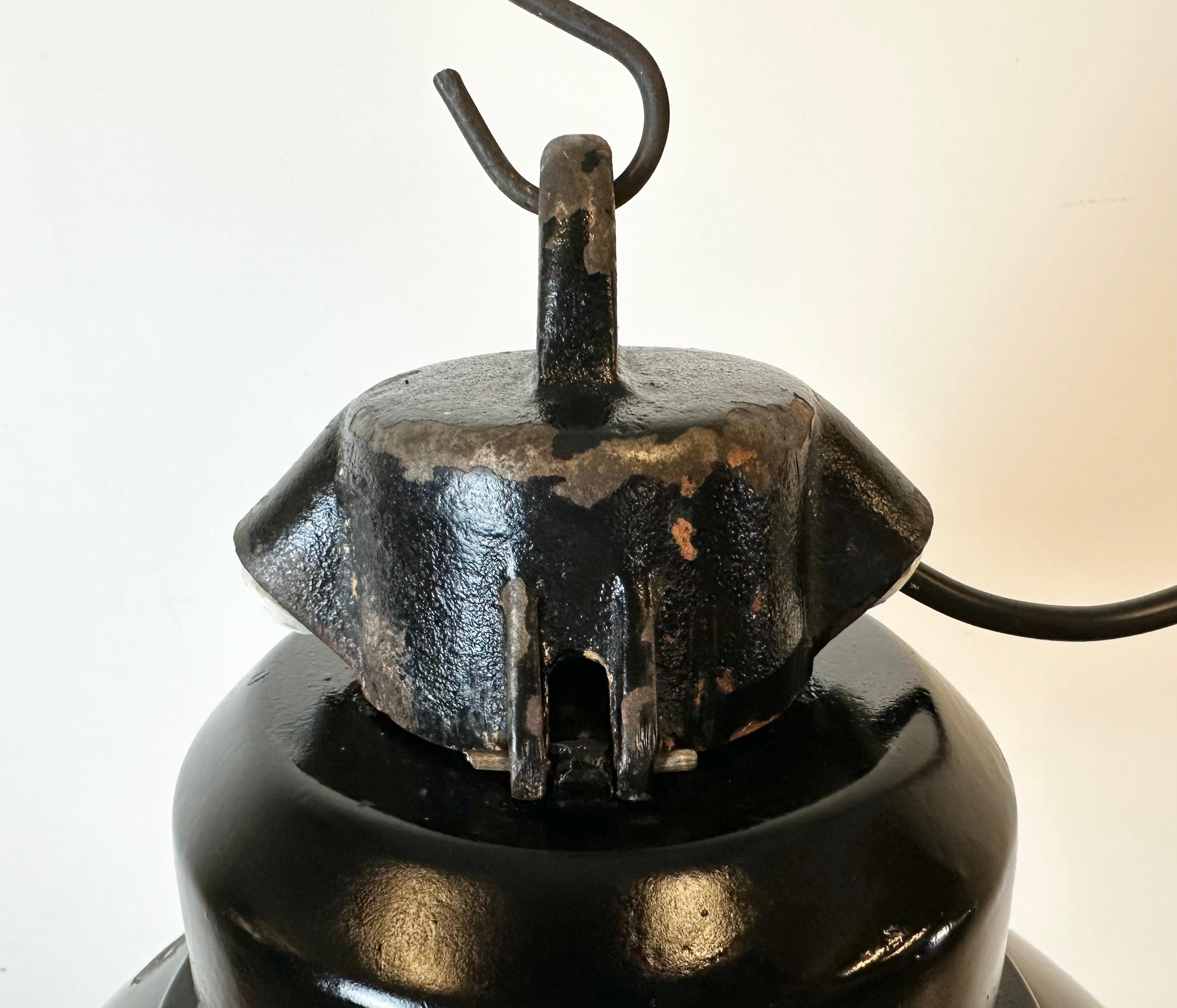 Moulage Lampe d'usine industrielle en émail noir avec dessus en fonte, années 1960 en vente