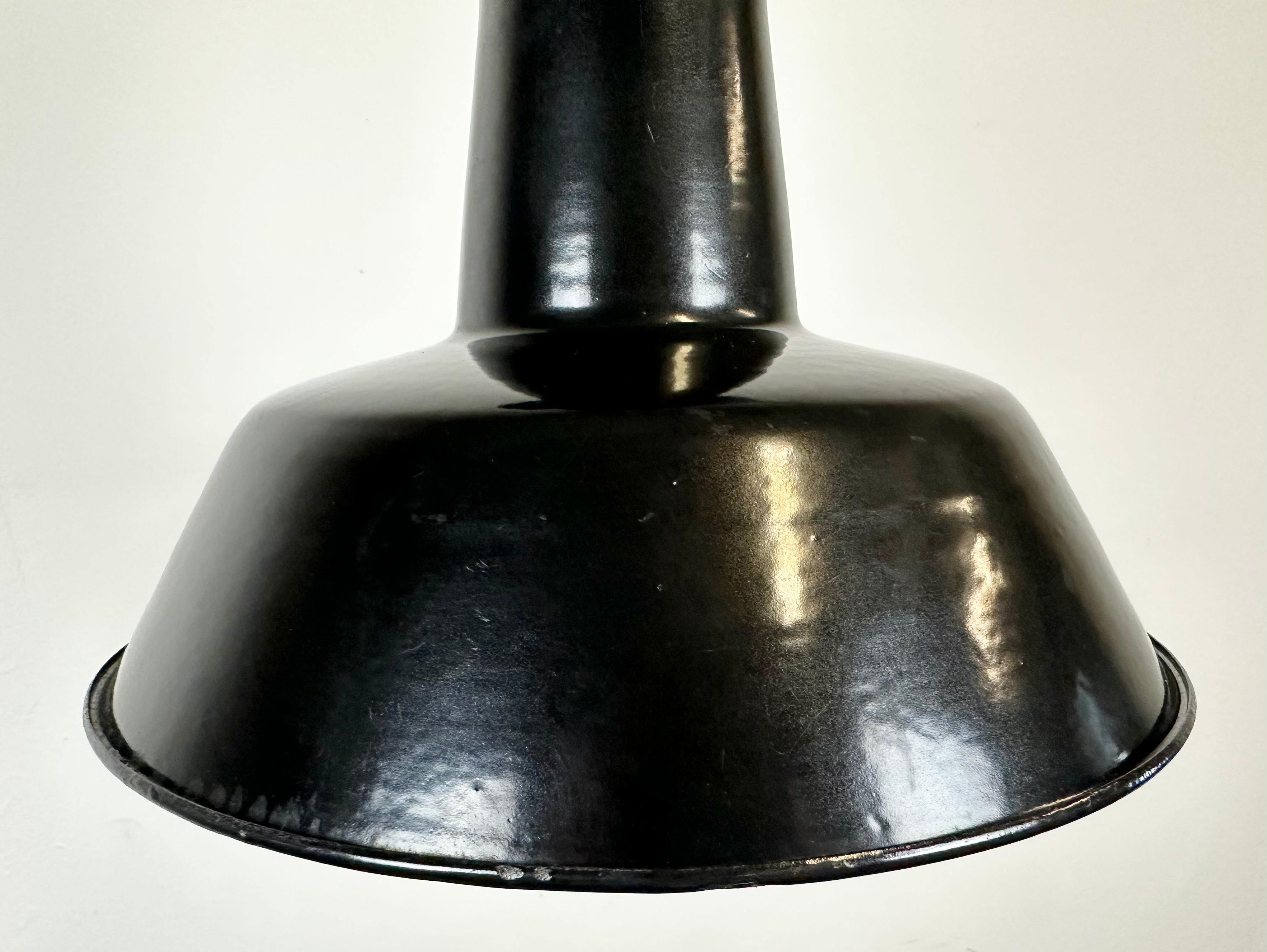 Industrielle schwarze Emaille-Fabrik-Lampe mit Gusseisenplatte, 1960er Jahre (20. Jahrhundert) im Angebot
