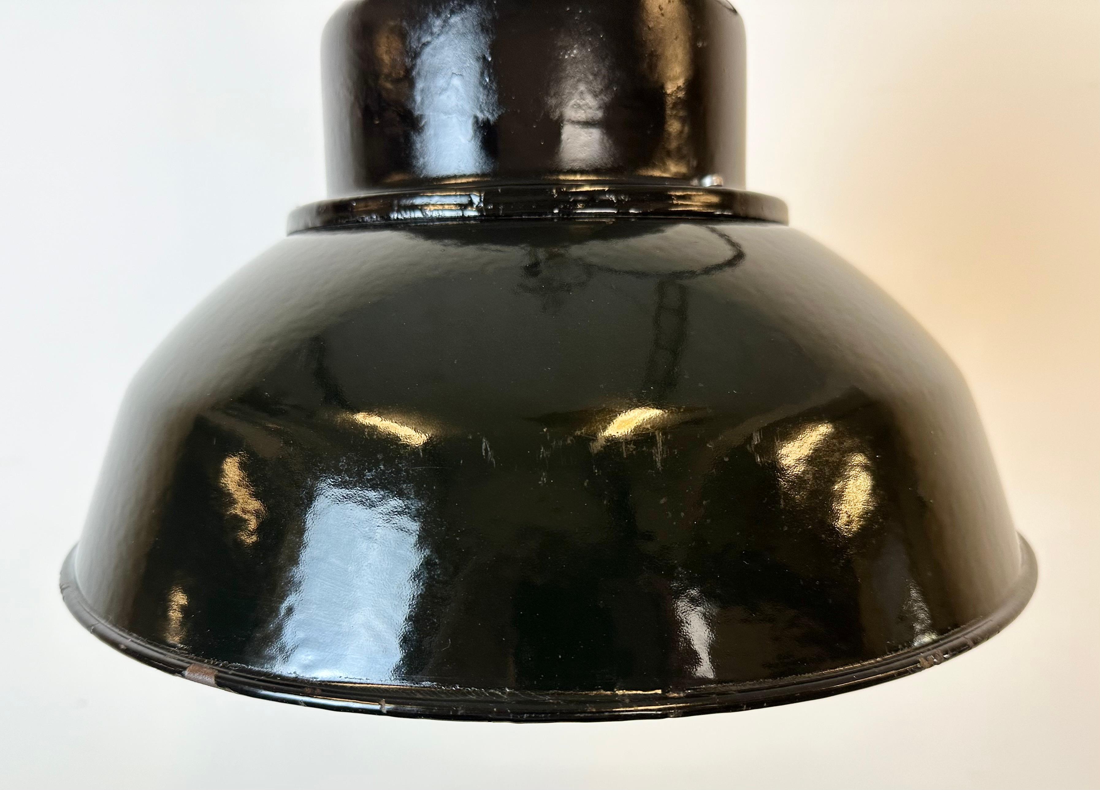 Industrielle schwarze Emaille-Fabrik-Lampe mit Gusseisenplatte, 1960er Jahre (20. Jahrhundert) im Angebot