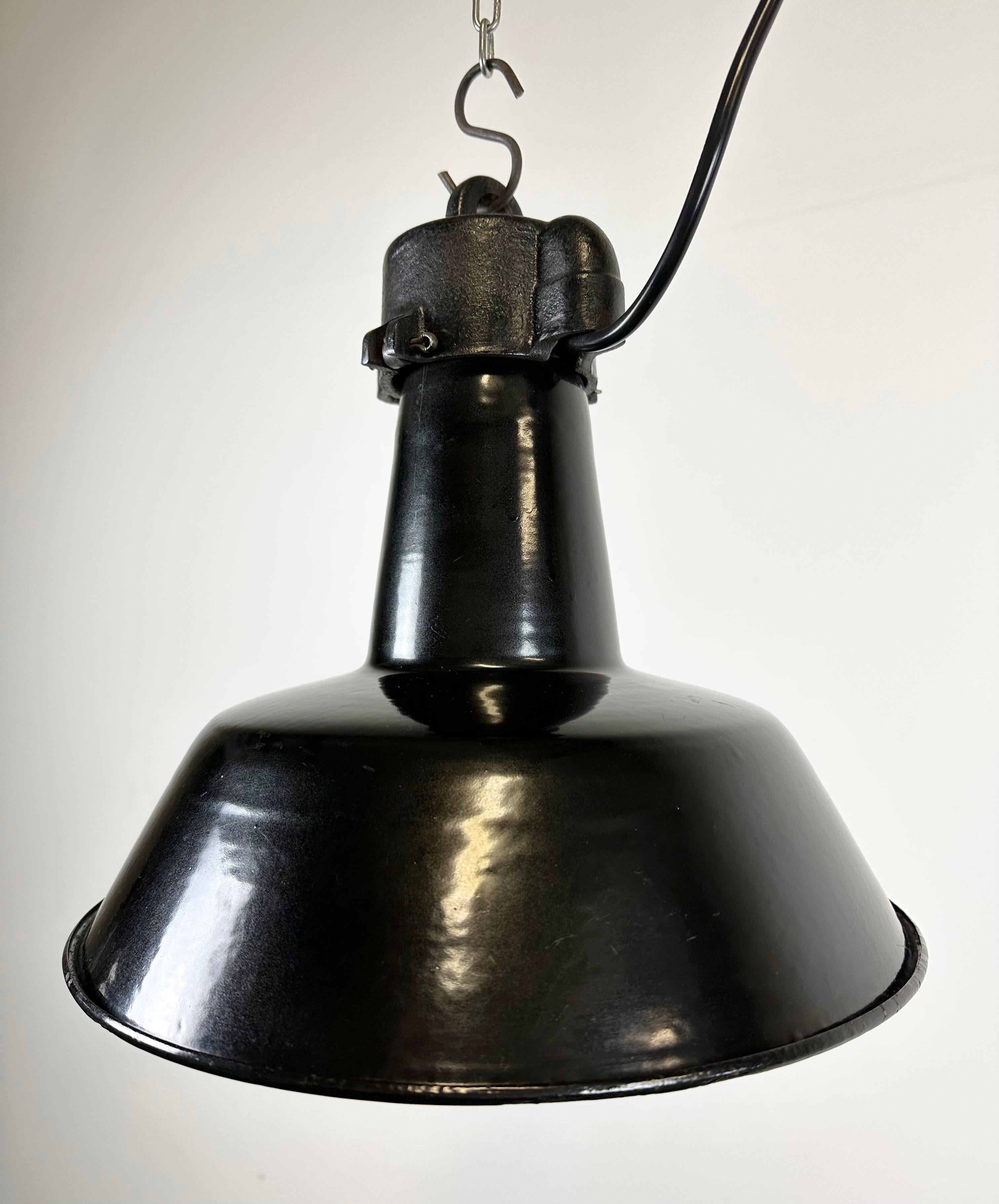 Industrielle schwarze Emaille-Fabrik-Lampe mit Gusseisenplatte, 1960er Jahre im Angebot 1