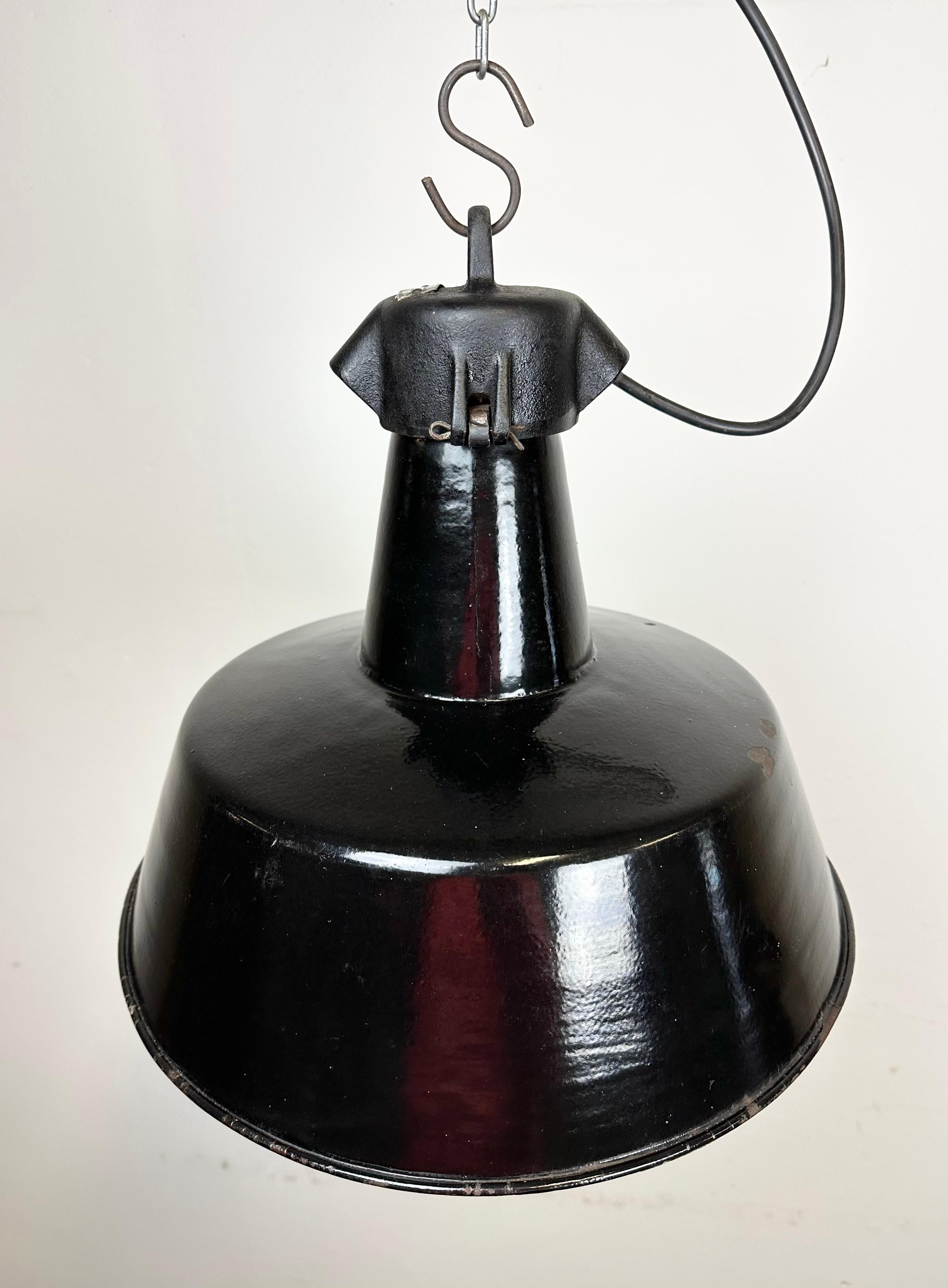Industrielle schwarze Emaille-Fabrik-Lampe mit Gusseisenplatte, 1960er Jahre im Angebot 2