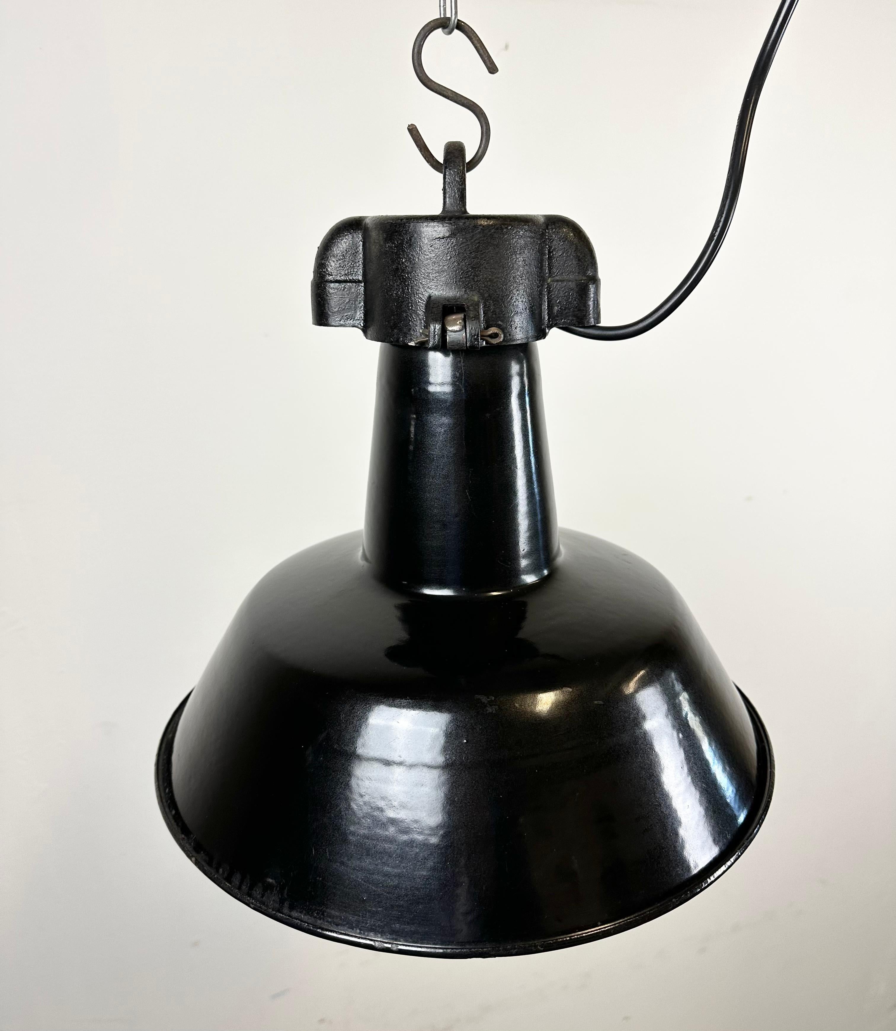 Industrielle schwarze Emaille-Fabrik-Lampe mit Gusseisenplatte, 1960er Jahre im Angebot 2