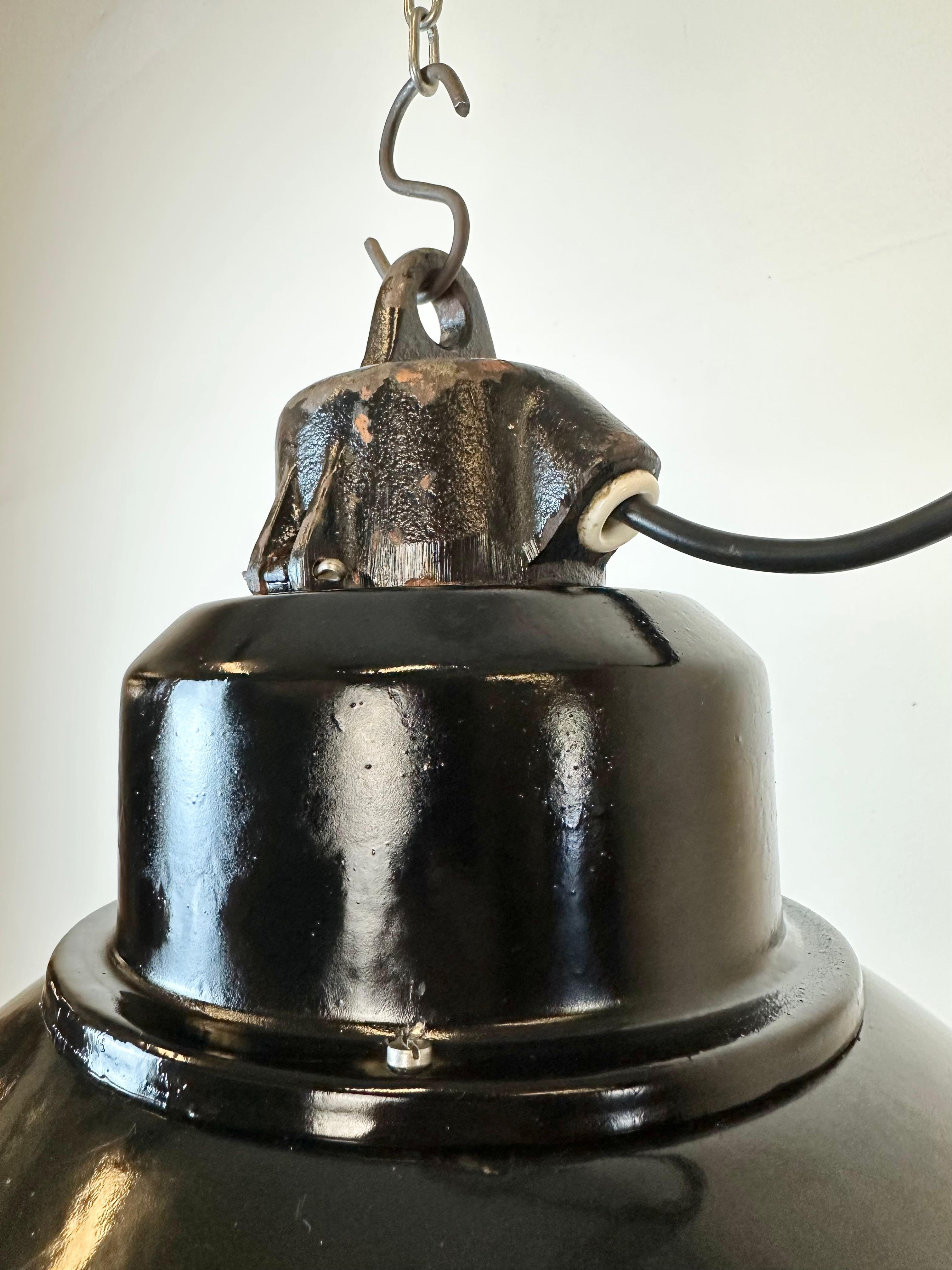Émail Lampe d'usine industrielle en émail noir avec dessus en fonte, années 1960 en vente