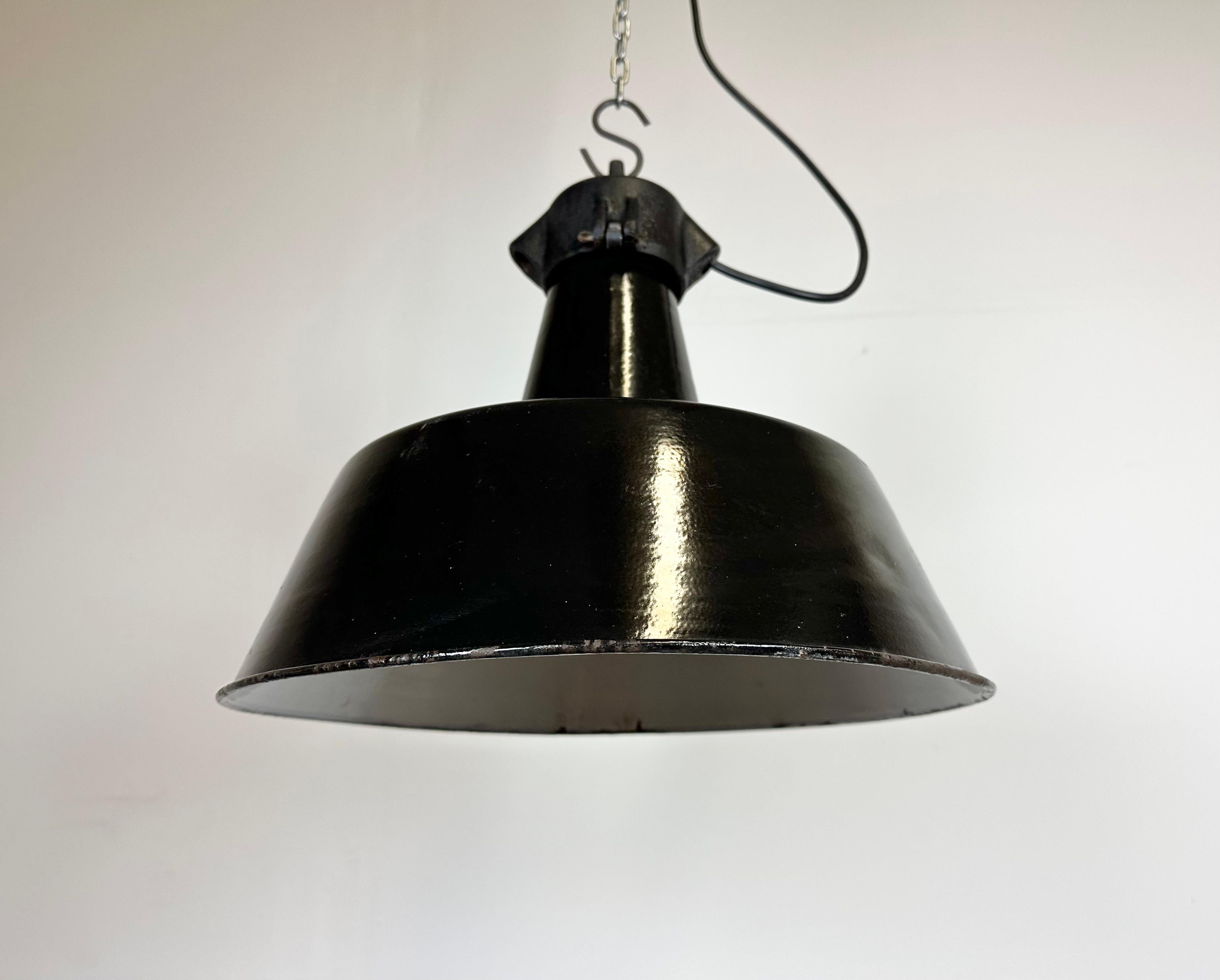 Industrielle schwarze Emaille-Fabrik-Lampe mit Gusseisenplatte, 1960er Jahre im Angebot 3