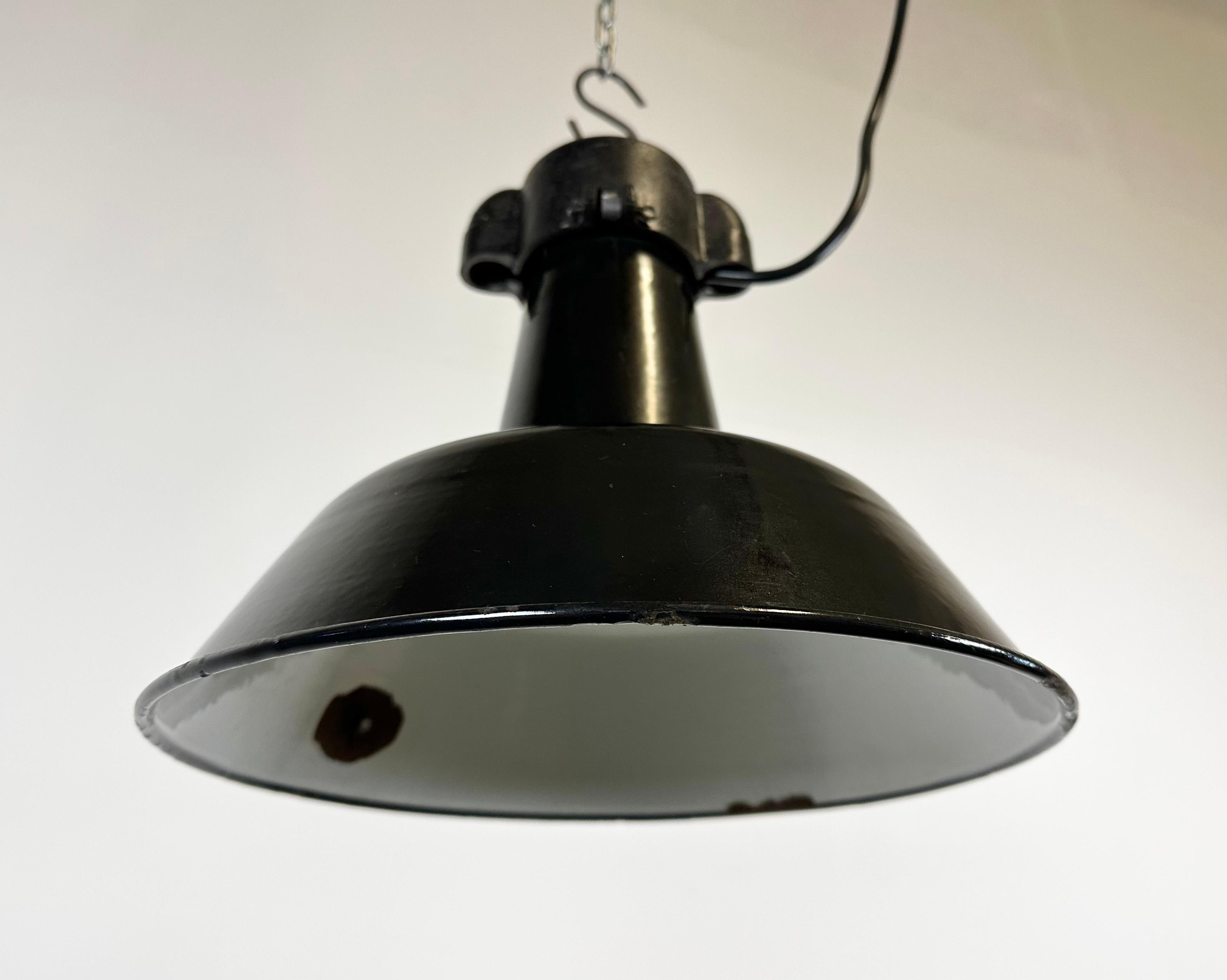 Industrielle schwarze Emaille-Fabrik-Lampe mit Gusseisenplatte, 1960er Jahre im Angebot 3