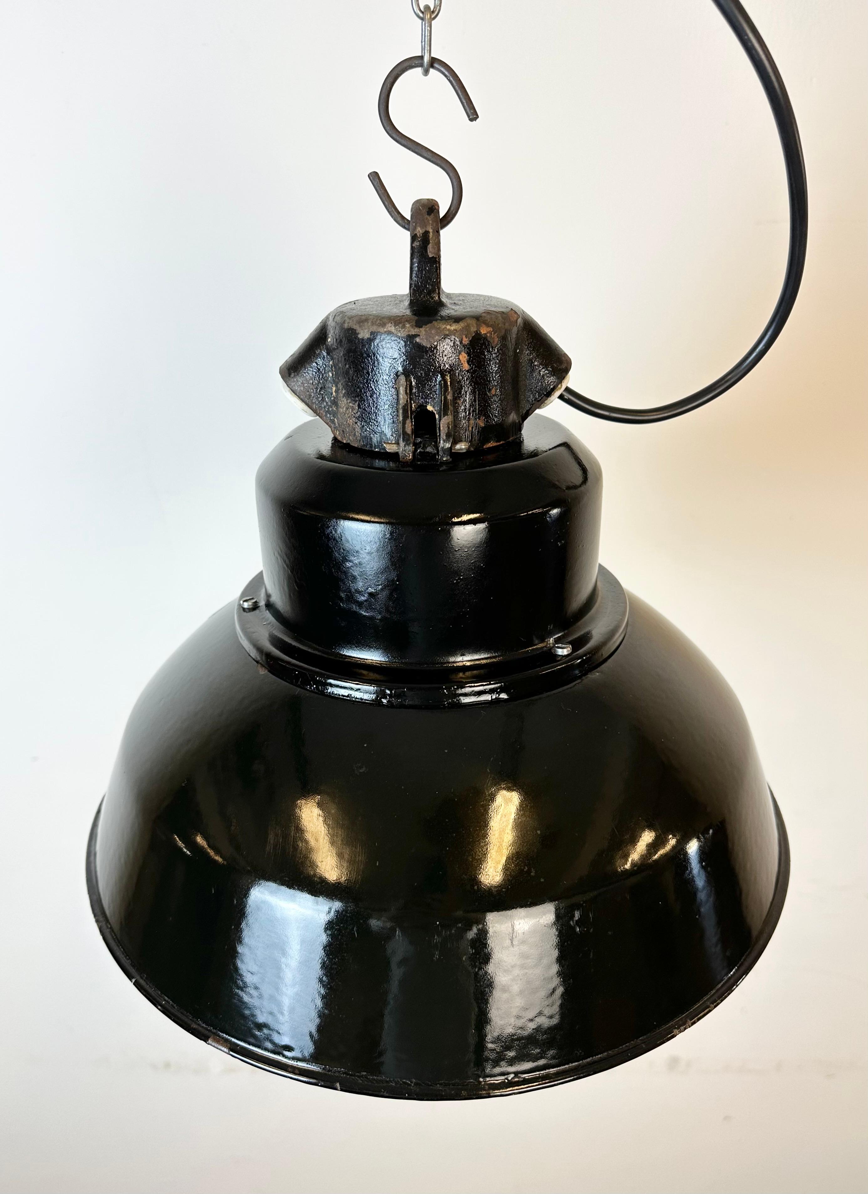 Industrielle schwarze Emaille-Fabrik-Lampe mit Gusseisenplatte, 1960er Jahre im Angebot 3