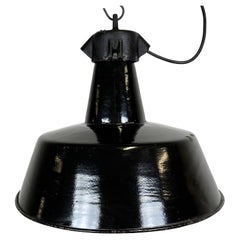 Industrielle schwarze Emaille-Fabrik-Lampe mit Gusseisenplatte, 1960er Jahre