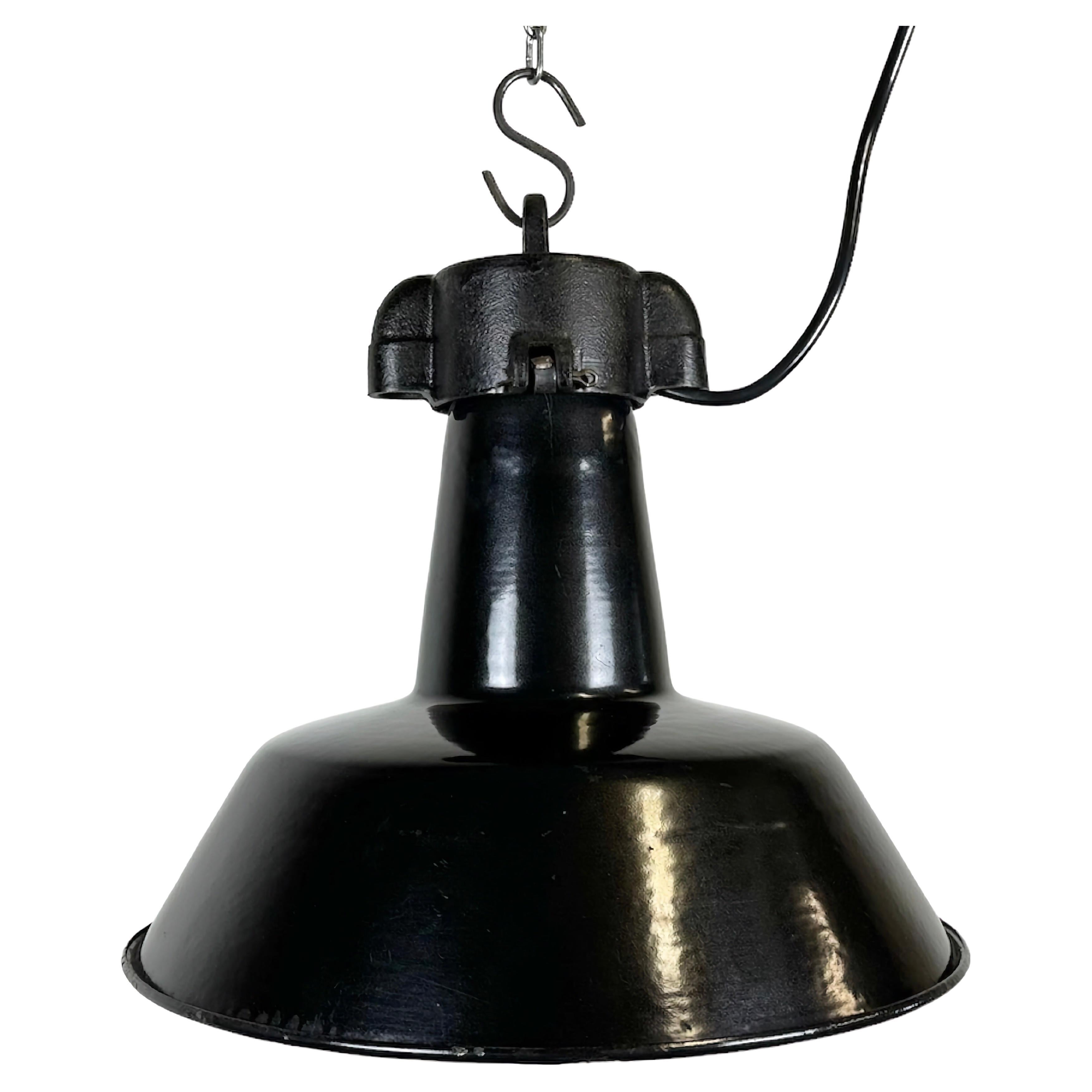 Industrielle schwarze Emaille-Fabrik-Lampe mit Gusseisenplatte, 1960er Jahre