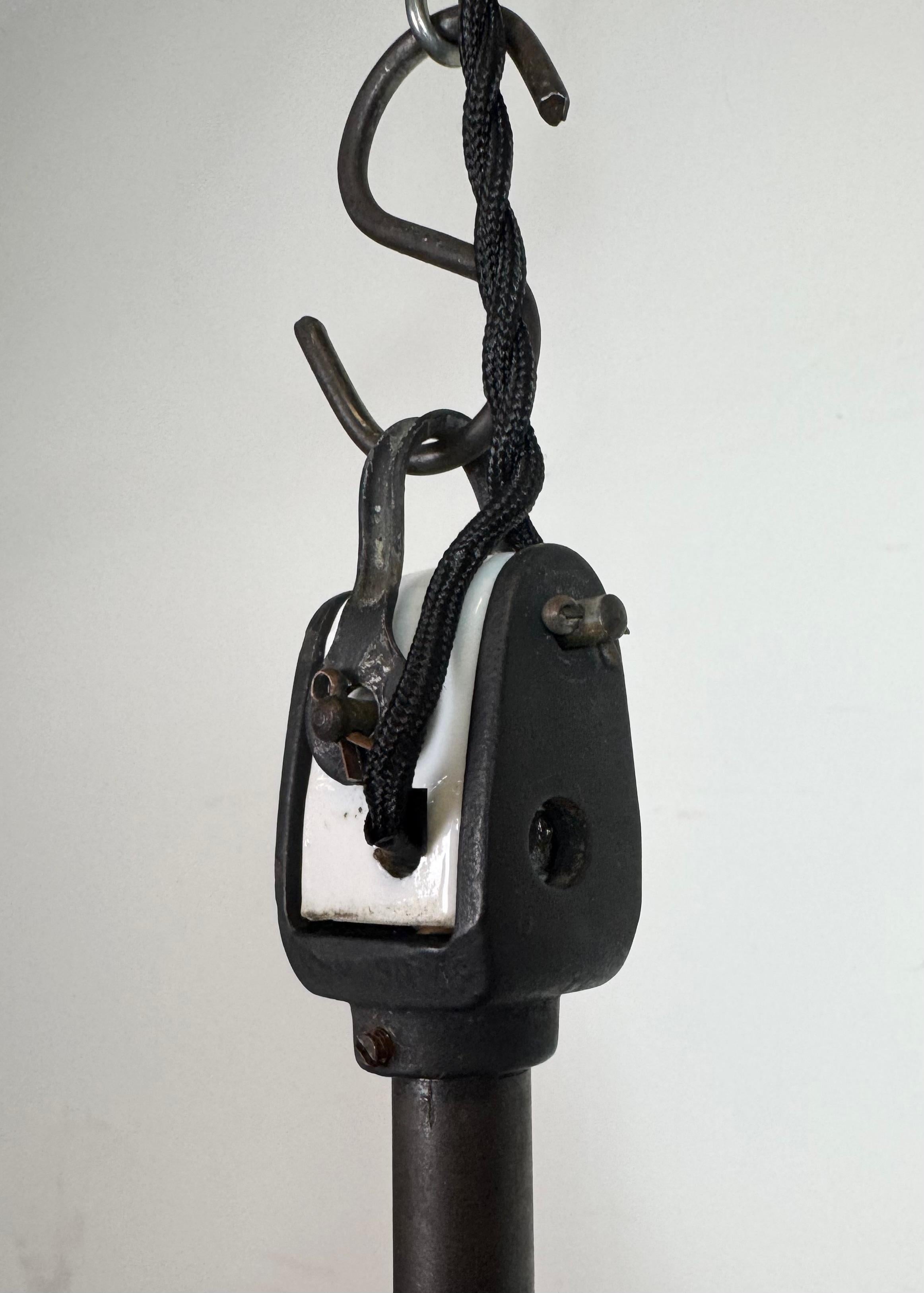 Lampe d'usine industrielle en émail noir avec couvercle en porcelaine, années 1950 en vente 3